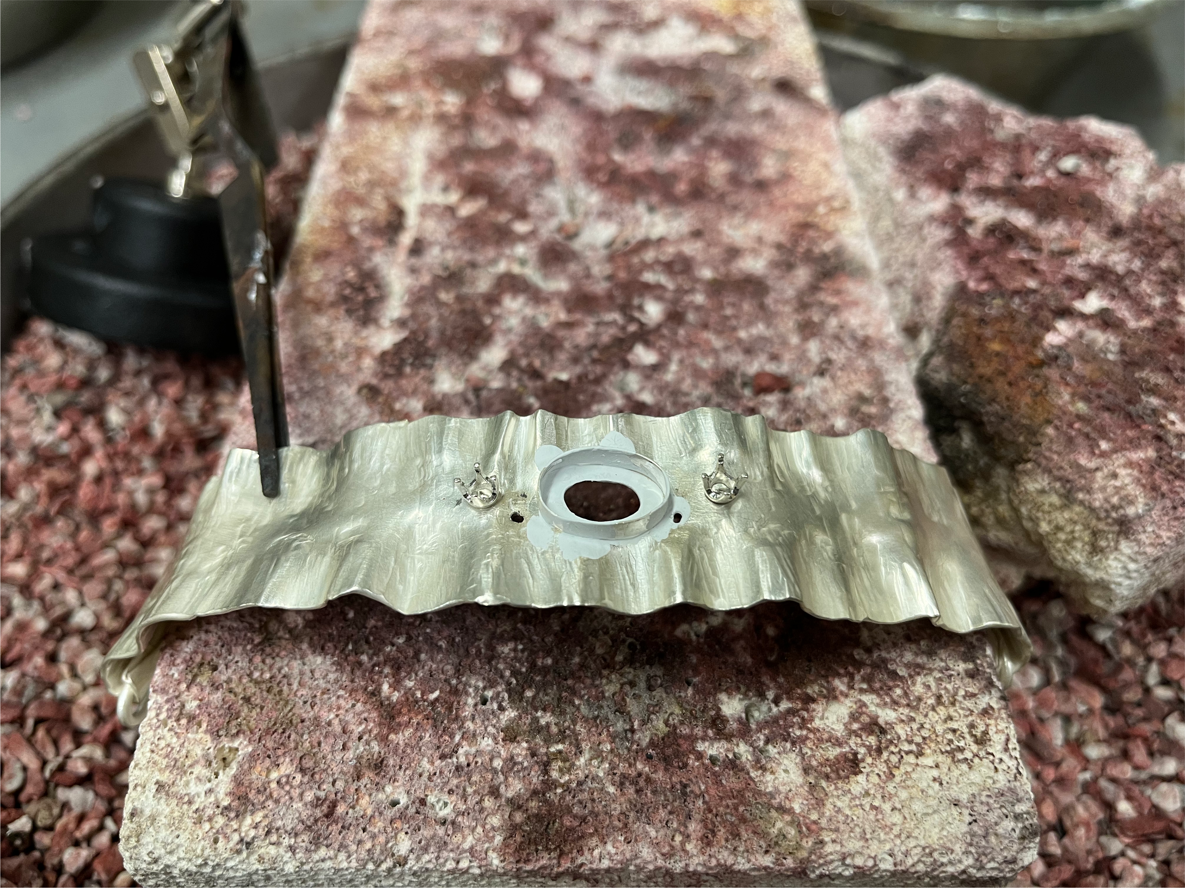 Soldering bezel and prong settings
