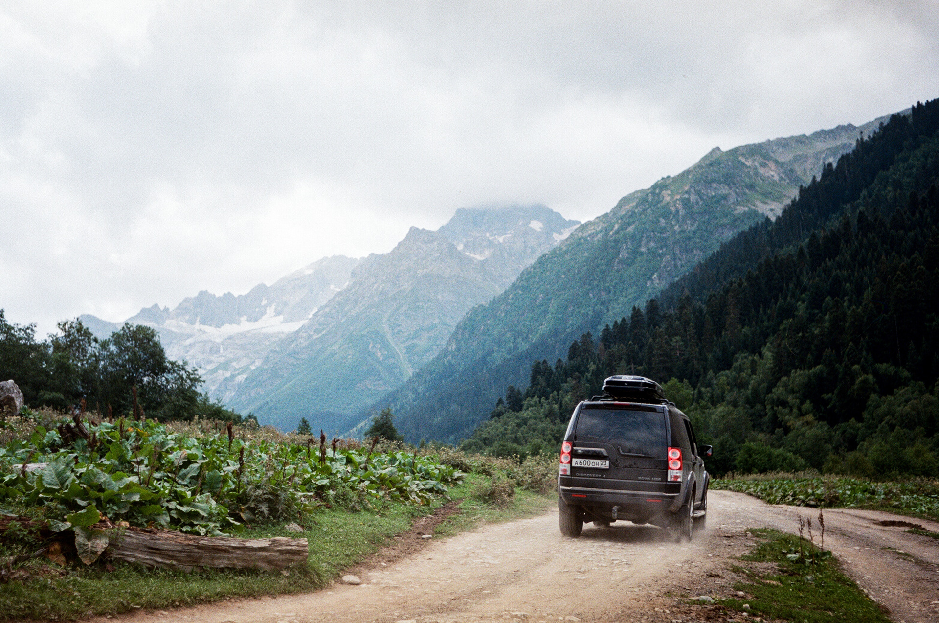 https://www.pexels.com/photo/road-trip-in-mountains-11055931/
