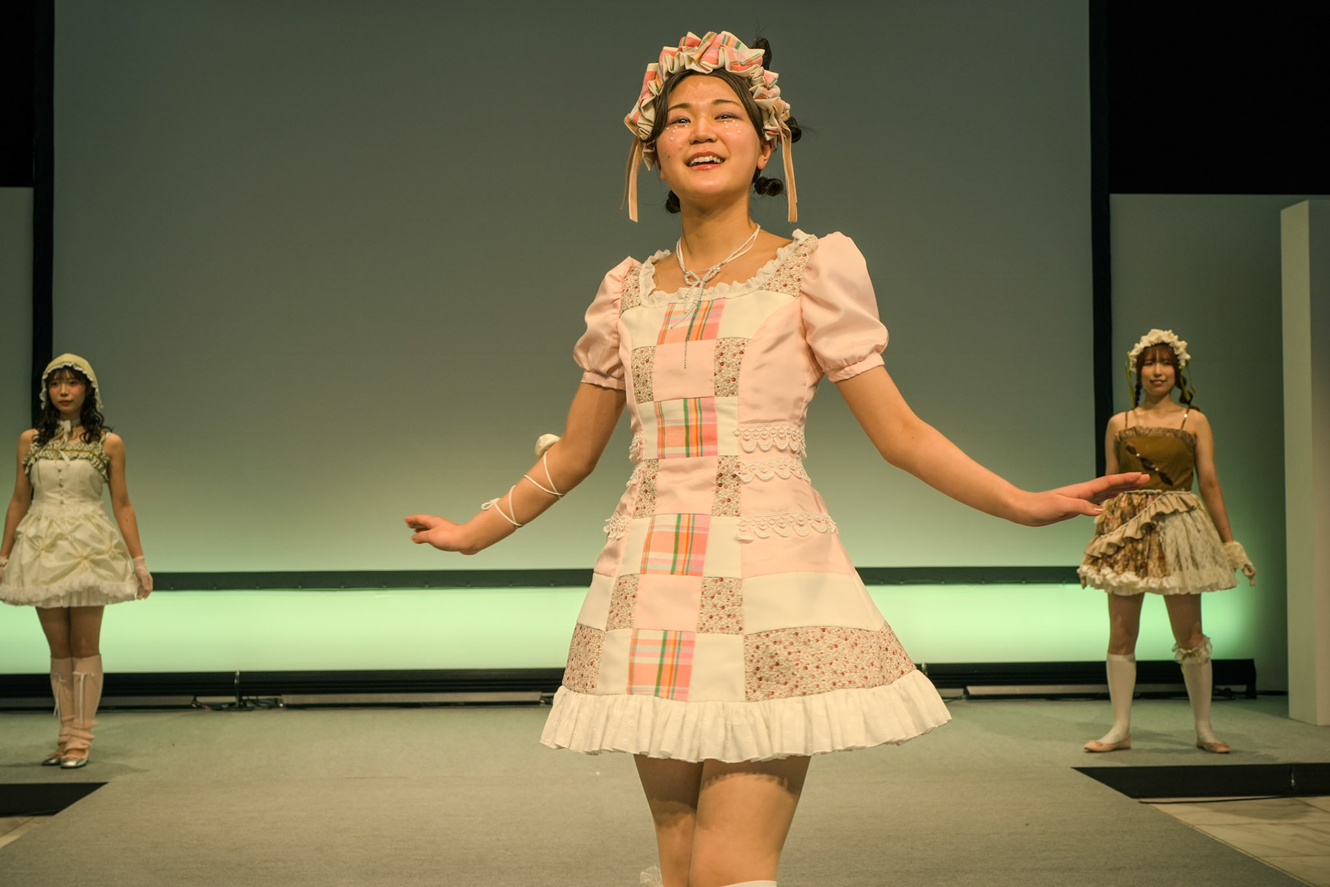 FASHION MODELING DESIGN