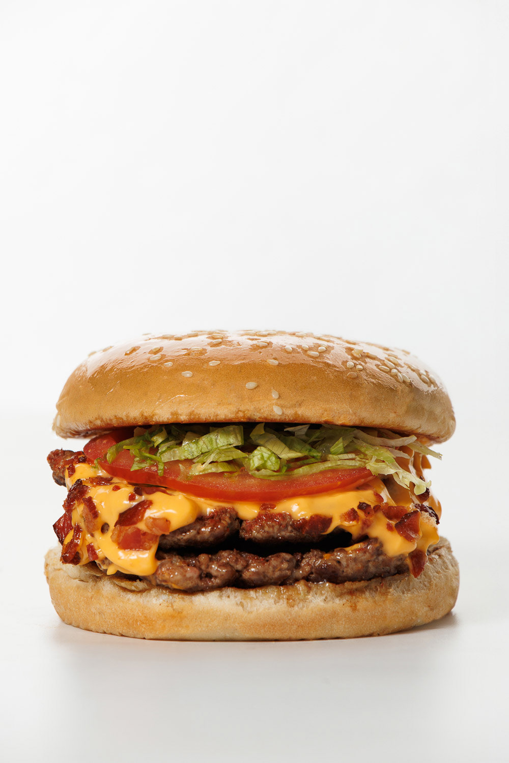 Fotografía e-Commerce de hamburguesa artesanal para menú de restaurante.