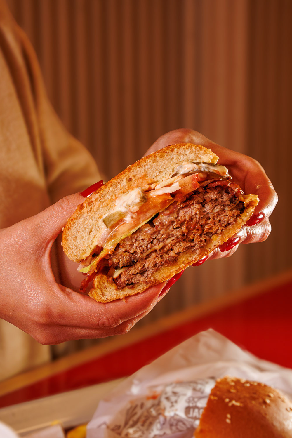 Fotografía comercial de hamburguesa artesanal para menú de restaurante.