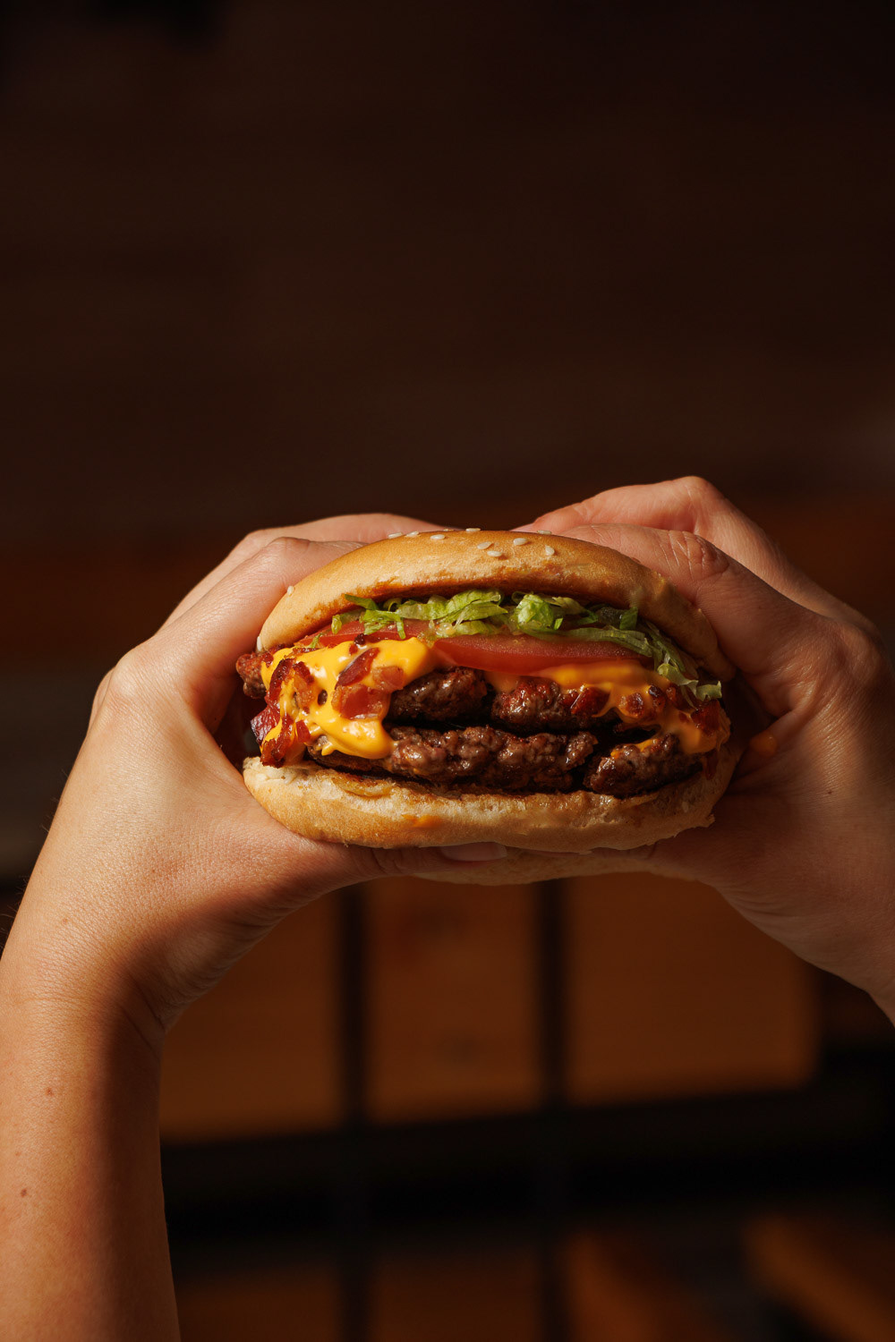 Fotografía comercial de hamburguesa artesanal para menú de restaurante.