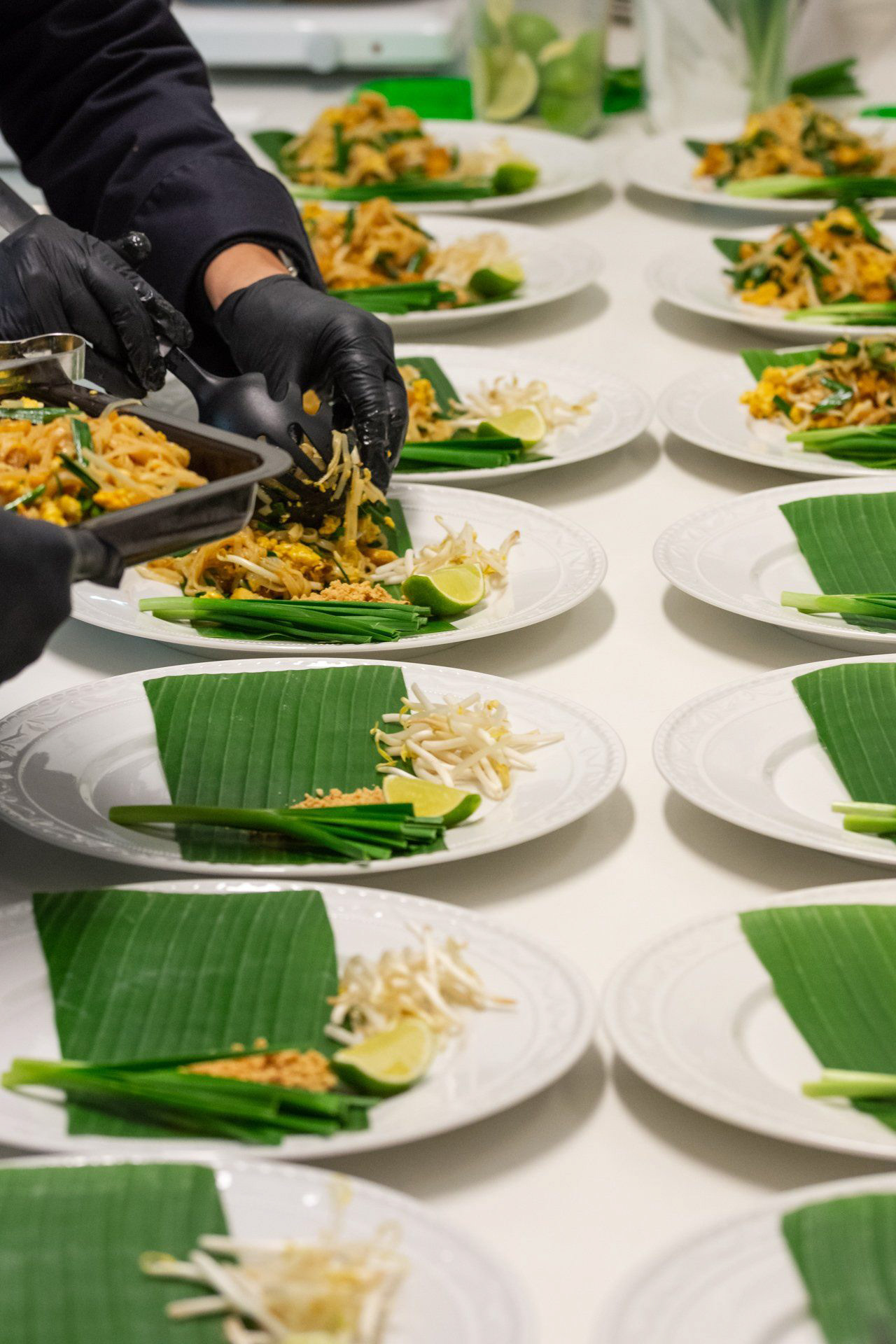 Catering: Anrichten der Teller