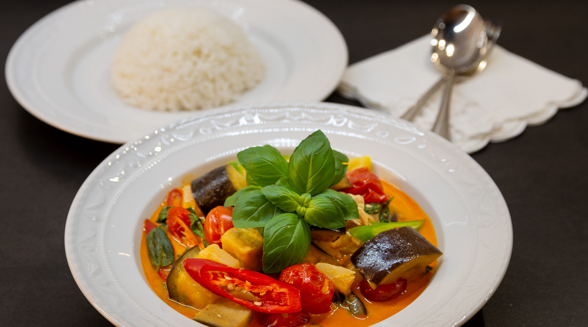 Private Chef Dinner: Gaeng Phed & Khao Hom Mali