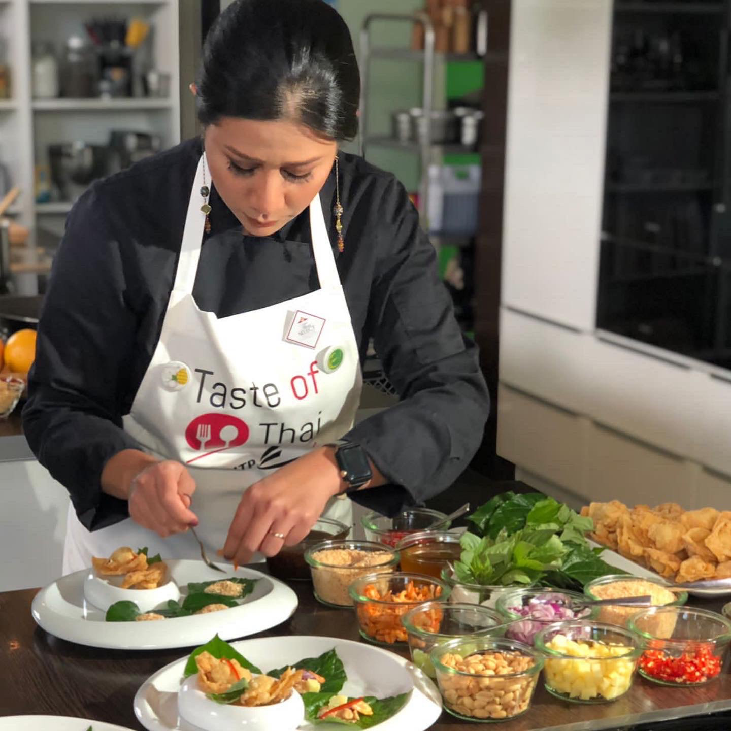 Aksara bereitet Miang Kham vor