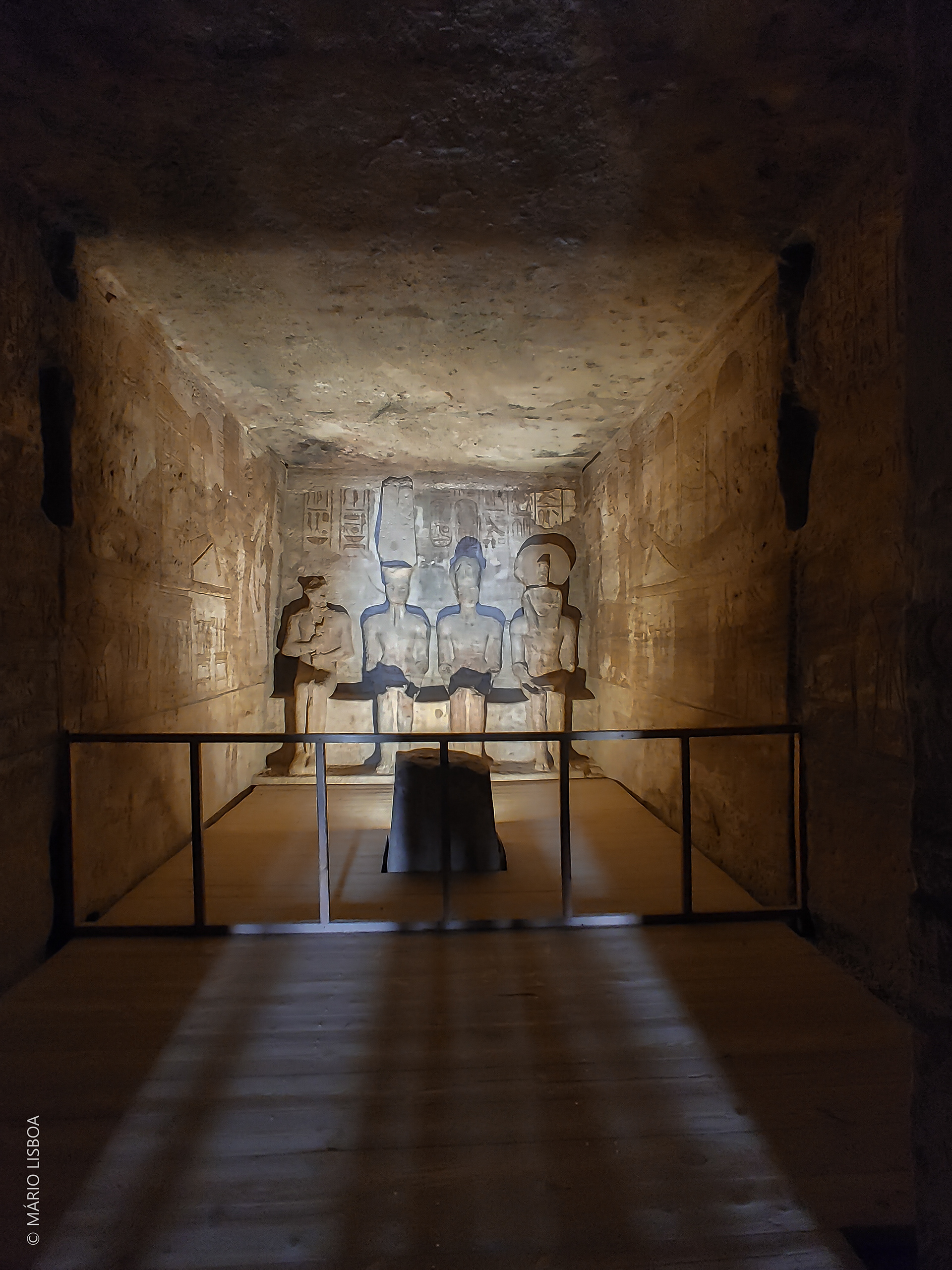 Duas vezes por ano a 22 de fevereiro e outubro num ato de perfeição astronómica a magia acontece e o sol atravessa o templo ao amanhecer para iluminar as quatro estátuas dos deuses no interior