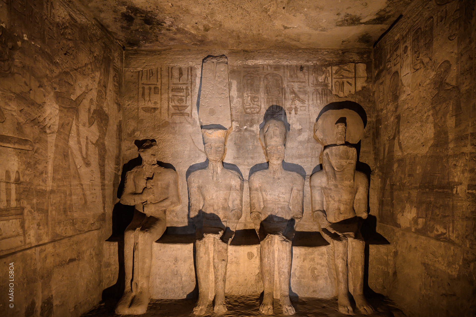 O fenómeno, considerado uma maravilha astronómica, se produz em 22 de outubro, no aniversário de nascimento de Ramsés II e em 22 de fevereiro coincidindo com a celebração da data de sua coroação, e dura uns 20 minutos.