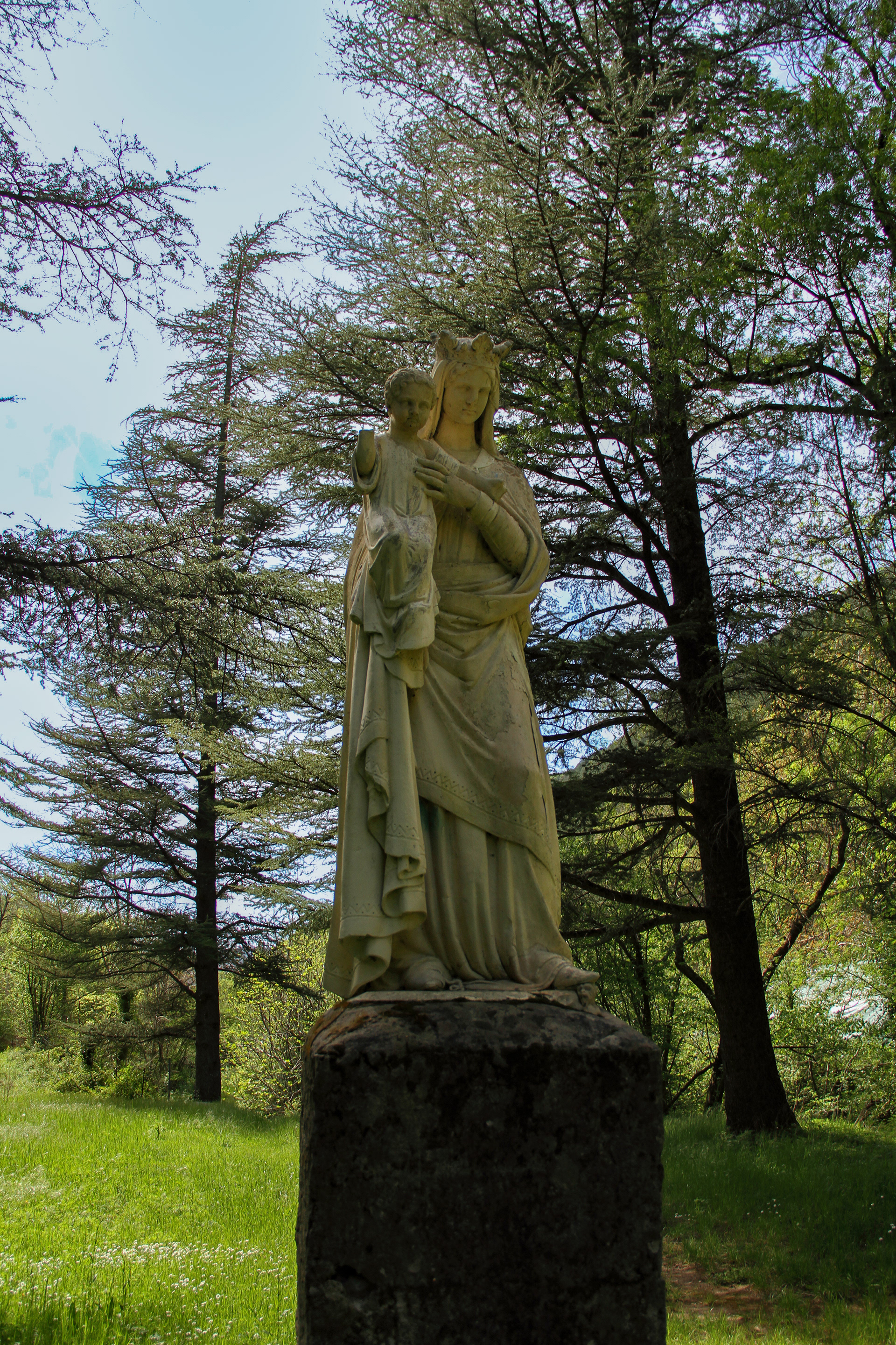 Healing - Dans le cadre de mon M 2 portant sur les guérisseurs, je me suis intéressée à divers aspects de "guérisons traditionnelles". Ici, à Notre-Dame de Nize, la source et fontaine sont réputées avoir des vertues miraculeuses permettant de soigner les maux d'yeux. 2019, Hérault
