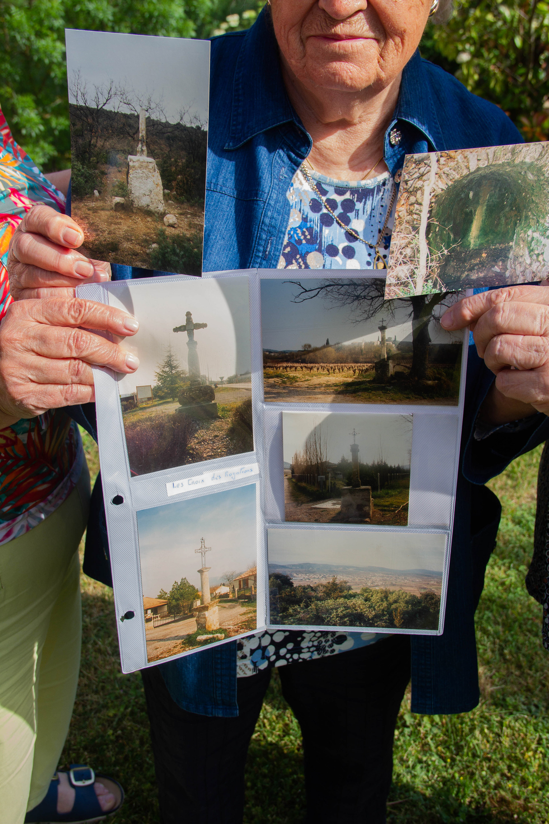 Annie, Thérèse et Catherine se souviennent toutes les 3 des dernières processions pour la pluie qu’elles ont faite, enfants, dans leur village de Saint-Martin-de-Londres, dans l'Hérault. La dernière remonte entre 1962 et 1965. On se rendait à la font Termenale, Elles montrent des photos du parcours pour la procession des rogations, mais aussi de la fontaine Termenale il y a plusieurs décennies ; et me confirment que ces dernières années, le niveau de la fontaine est anormalement bas pour la période.