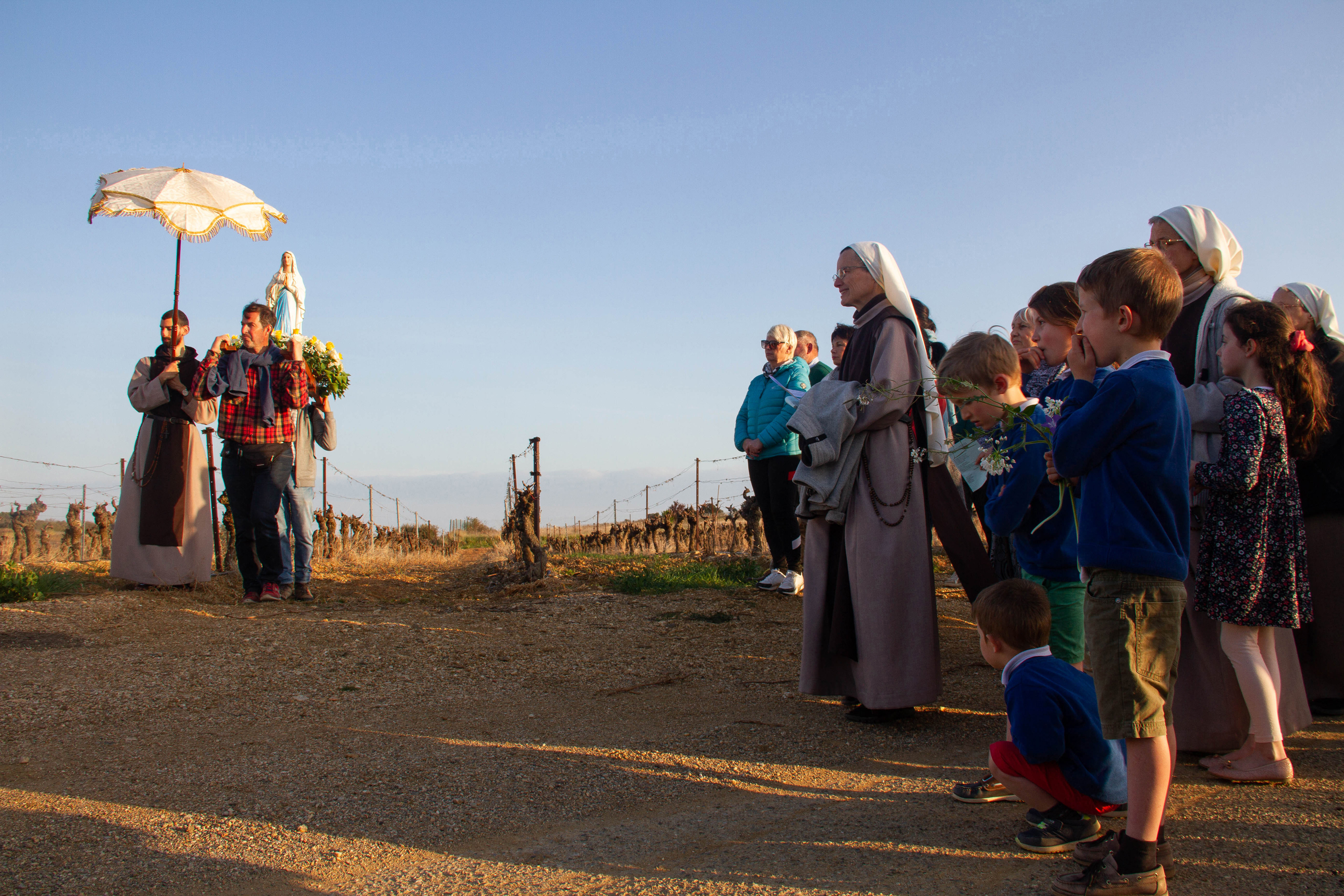 Portée par des viticulteurs, et protégée par un parapluie reliquaire, encadré par le clergé, la Vierge reçoit les prières à 3 étapes du parcours : depuis un départ de la chapelle Sainte-Marie, puis une pause à mi-chemin, avant une étape dans les vignes, puis l’arrivée et les bénédictions et prières finales, à la chapelle Notre-Dame des Neiges, perdue dans les vignes, où reposera la Vierge pour quelques jours.