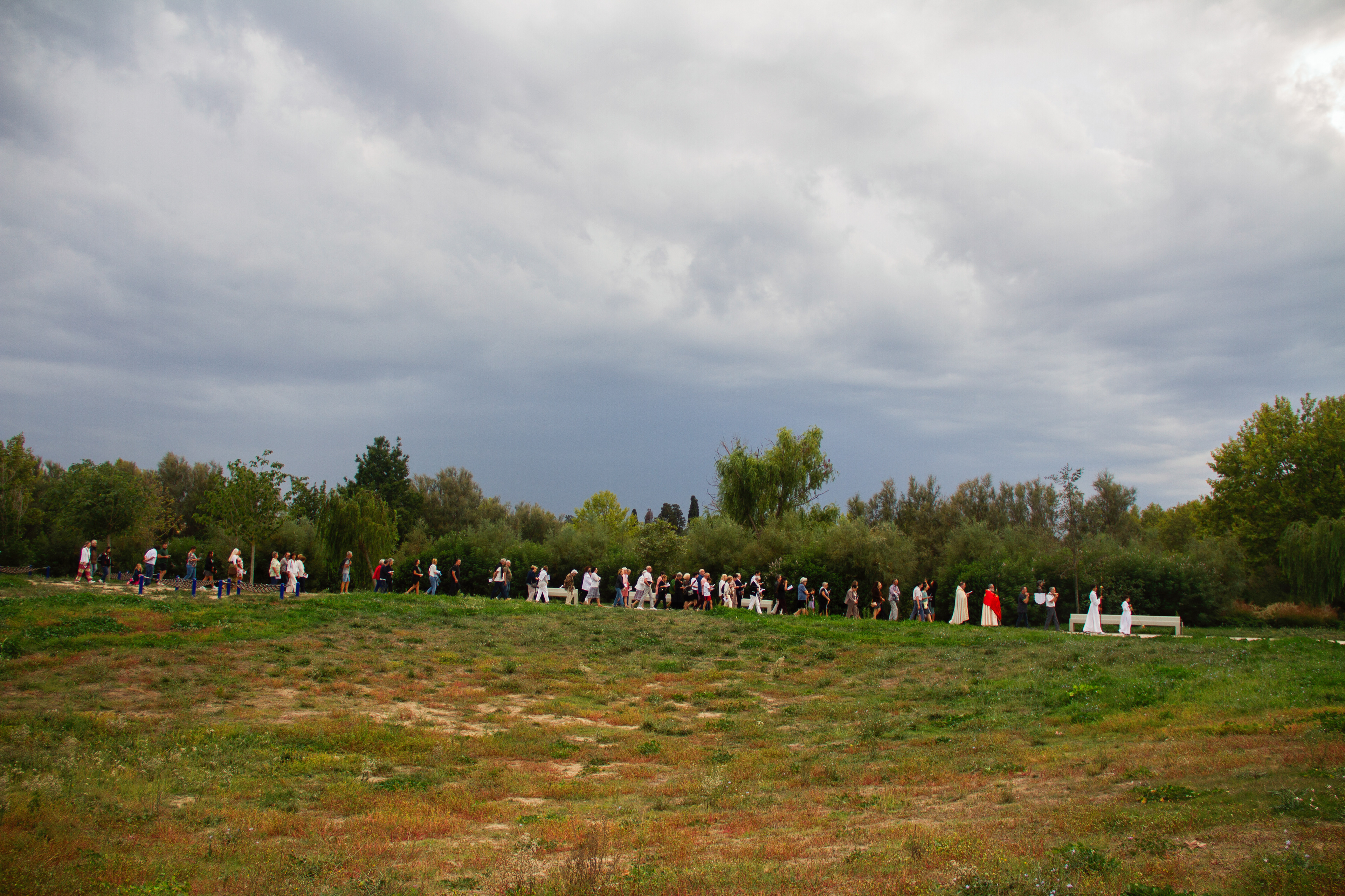 Cet automne, plus de 30% des nappes phréatiques du département se trouvent à leur niveau le plus bas. Autre record, l'indice d'humidité des sols superficiels est extrêmement faible pour la saison. Pour faire suite à leur première procession depuis 150 ans, à la date du 18 mars 2023, qui avait amené la pluie, Perpignan a organisé sa deuxième procession de l'année ce samedi 14 octobre. Au parc Sant Vicens, sous le ciel chargé de nuages, priant de nouveau Saint-Gaudérique, le saint patron de la ville et des agriculteurs, les paroissiens de l'église éponyme ont également célébré les 50 ans de leur fête patronale.
