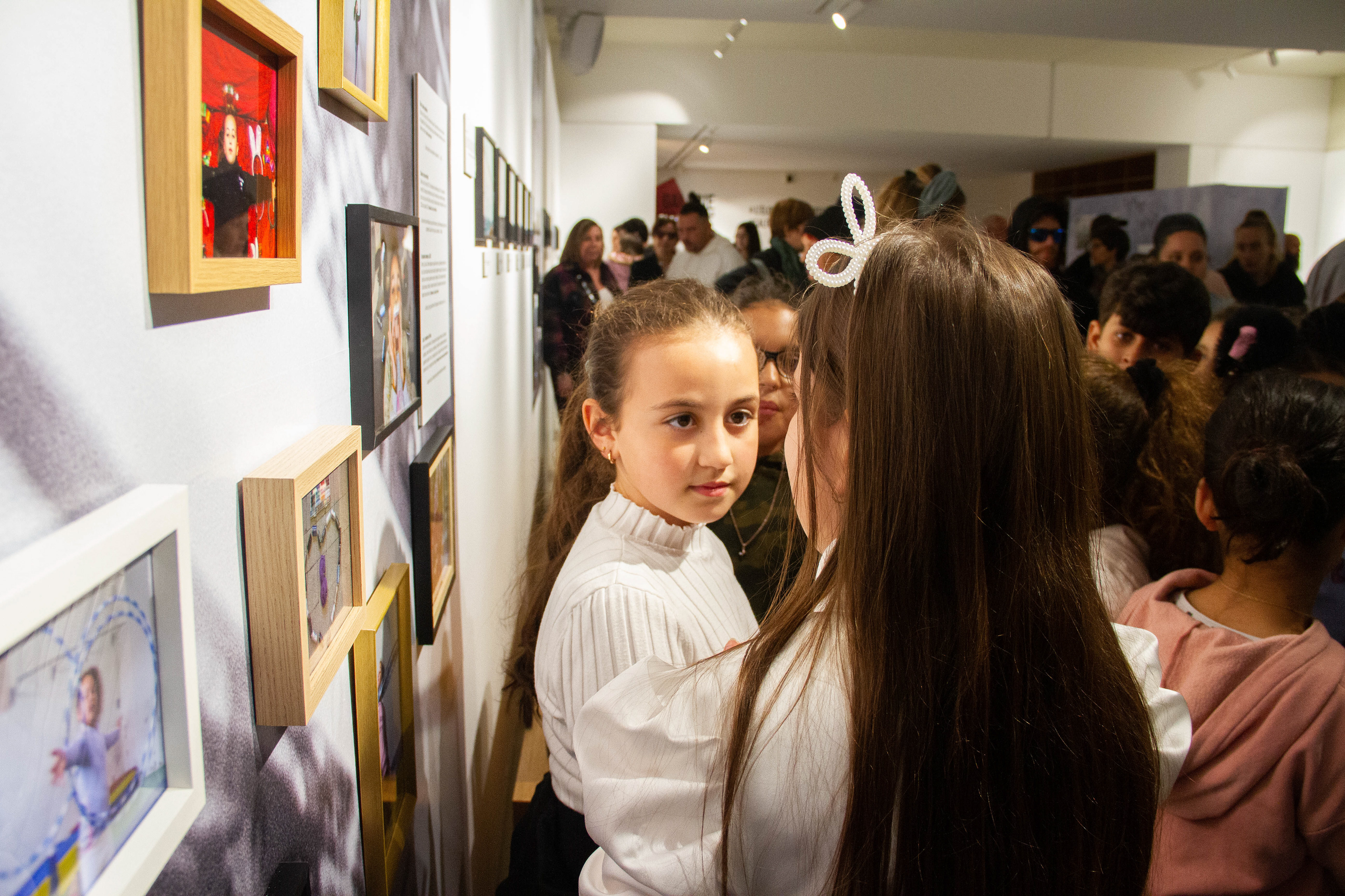 CIP - Corporate. Lors du vernissage de l'exposition "Prisme". Créé en 2015 par l'association Visa pour l'Image (le plus grand festival de photojournalisme au monde depuis 1989), le CIP conserve et met en valeur les oeuvres des photojournalistes, témoins de l’histoire mondiale et acteurs de la liberté d’expression. Les missions du centre international de photojournalisme sont multiples: devenir un fonds documentaire unique sur le photojournalisme et son histoire, grâce à une base de données accessible à l’international. Héberger, conserver et tenir à disposition des chercheurs les oeuvres de photojournalistes avec un espace de stockage de fonds photographiques adapté à la conservation d’archives photographiques physiques; initier et soutenir des projets destinés à valoriser le travail des photojournalistes grâce à des éditions, expositions, supports multimédia, rencontres…Enfin, élaborer et mettre en oeuvre des programmes d’éducation à l’image.