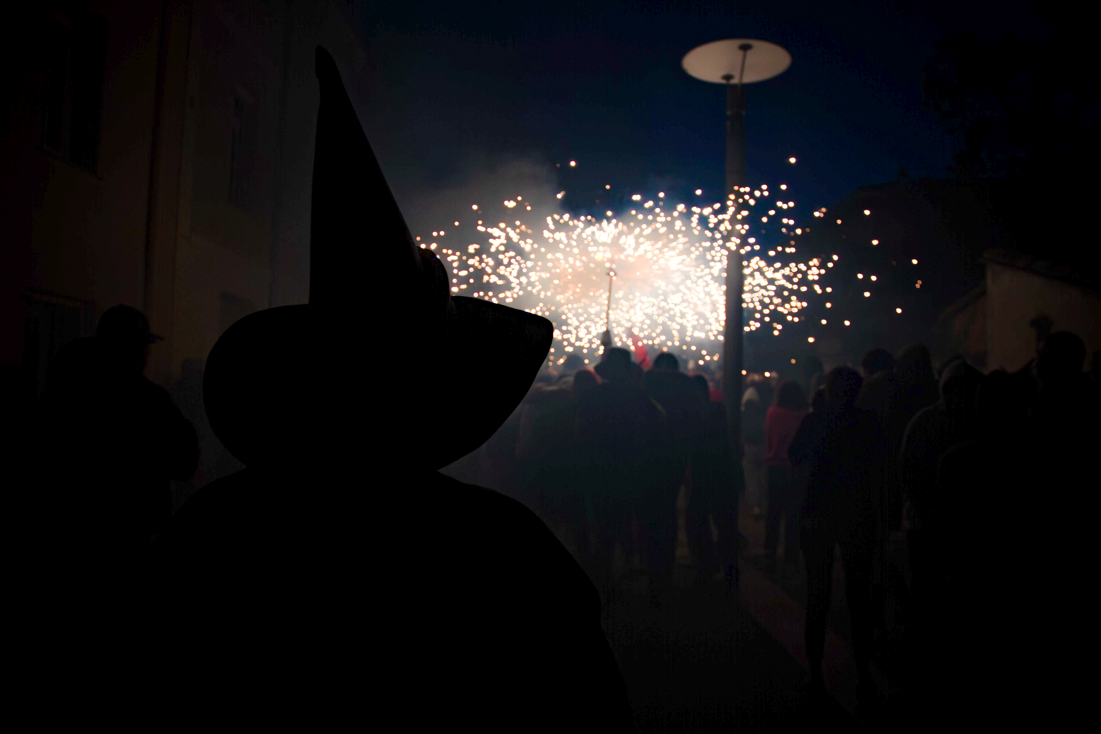 Bruixe de sortie également. Correfoc Diables del Riberal lors de la Pau i Treva 2023 à Toulouges
