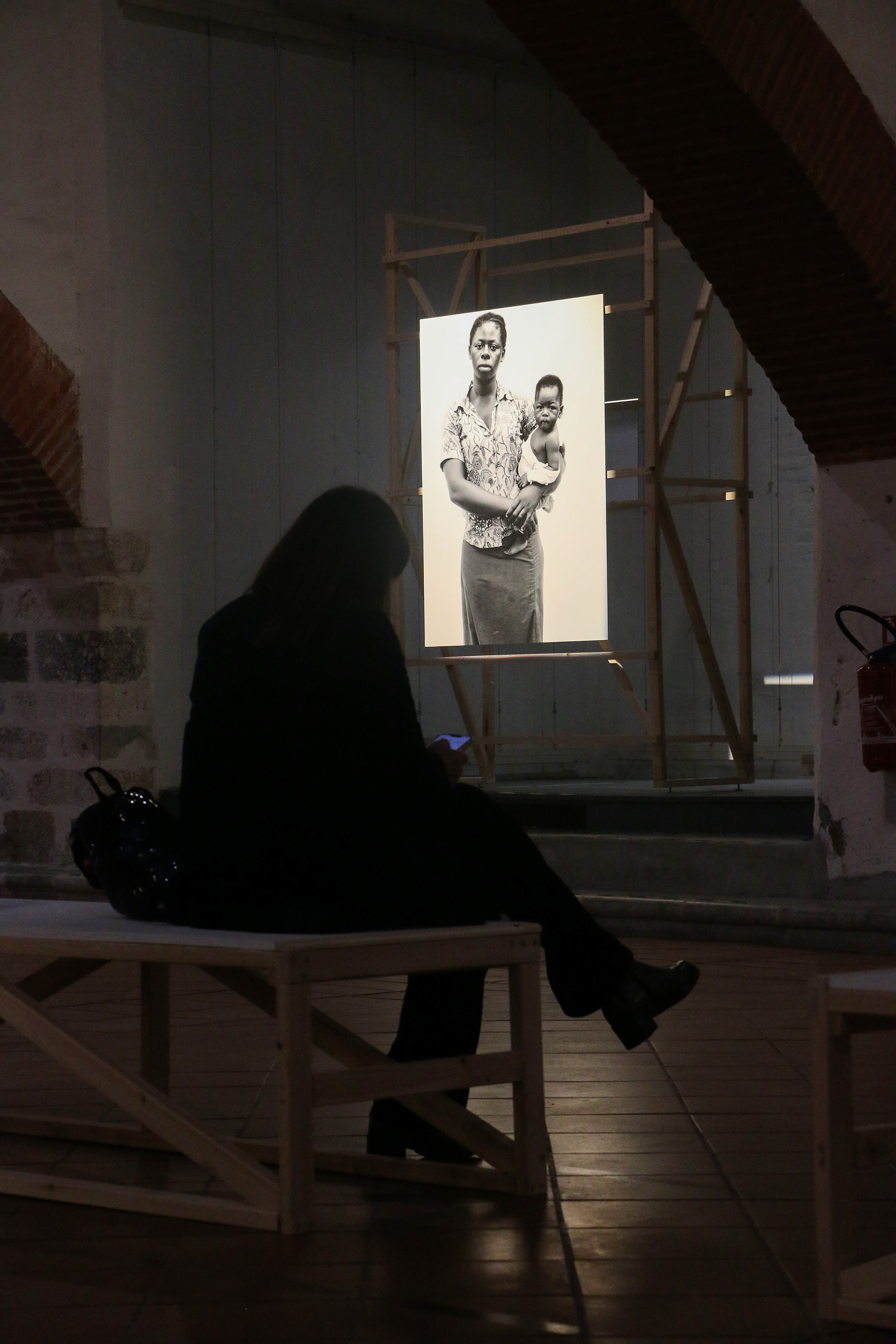 CIP - Corporate. Exposition 'Legacy of war' de Giles Duley. Vernissage du cycle d'expositions "Le monde sous nos yeux", présentant les expositions d'Alexandra Boulat, Giles Duley et Alizé le Maoult. Créé en 2015 par l'association Visa pour l'Image (le plus grand festival de photojournalisme au monde depuis 1989), le CIP conserve et met en valeur les oeuvres des photojournalistes, témoins de l’histoire mondiale et acteurs de la liberté d’expression. Les missions du centre international de photojournalisme sont multiples: devenir un fonds documentaire unique sur le photojournalisme et son histoire, grâce à une base de données accessible à l’international. Héberger, conserver et tenir à disposition des chercheurs les oeuvres de photojournalistes avec un espace de stockage de fonds photographiques adapté à la conservation d’archives photographiques physiques; initier et soutenir des projets destinés à valoriser le travail des photojournalistes grâce à des éditions, expositions, supports multimédia, rencontres…Enfin, élaborer et mettre en oeuvre des programmes d’éducation à l’image.