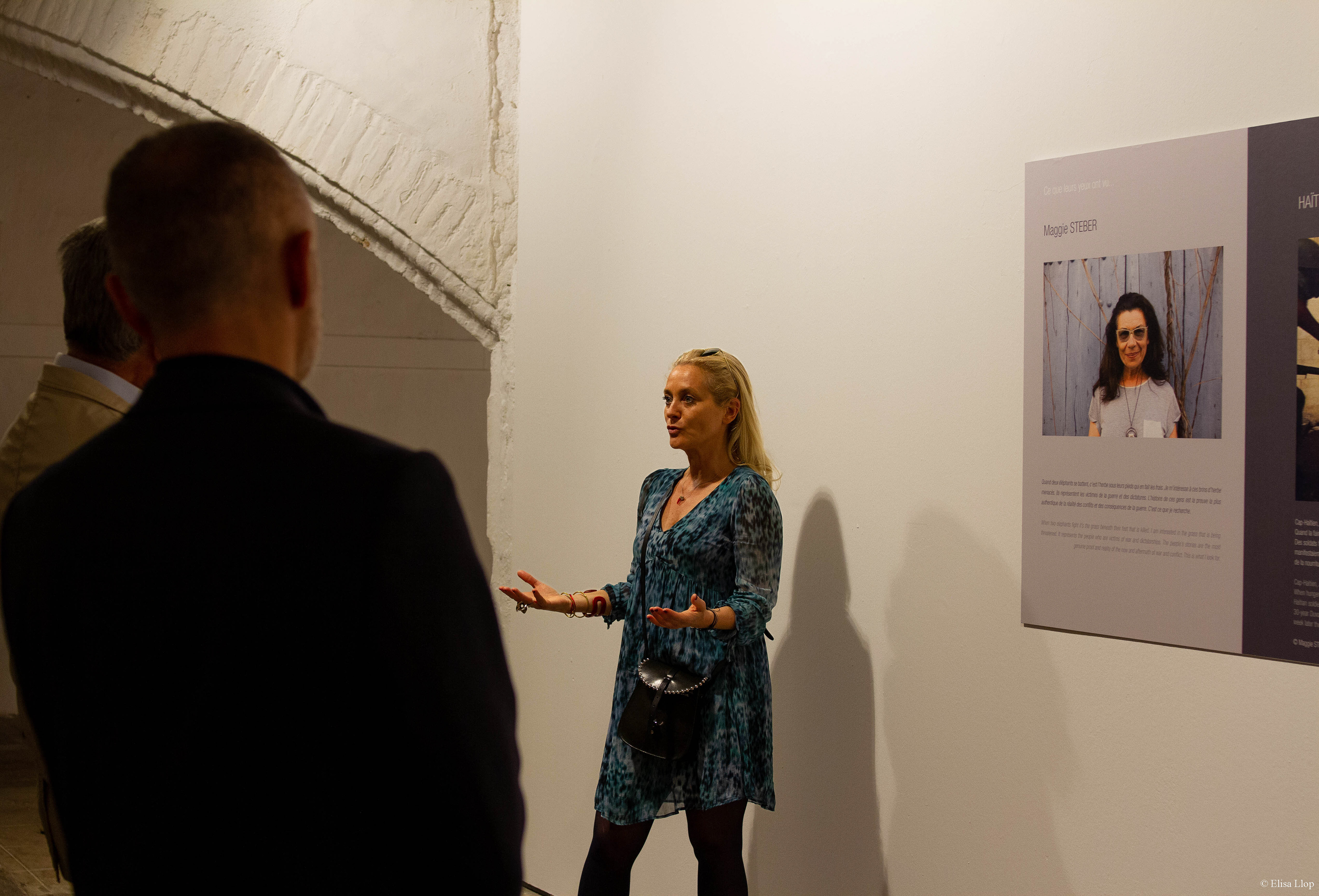 CIP- Alizé le Maoult lors du vernissage de la 2ème partie de son exposition "Ce que leurs yeux ont vu", donnant la parole aux photojournalistes du monde entier.