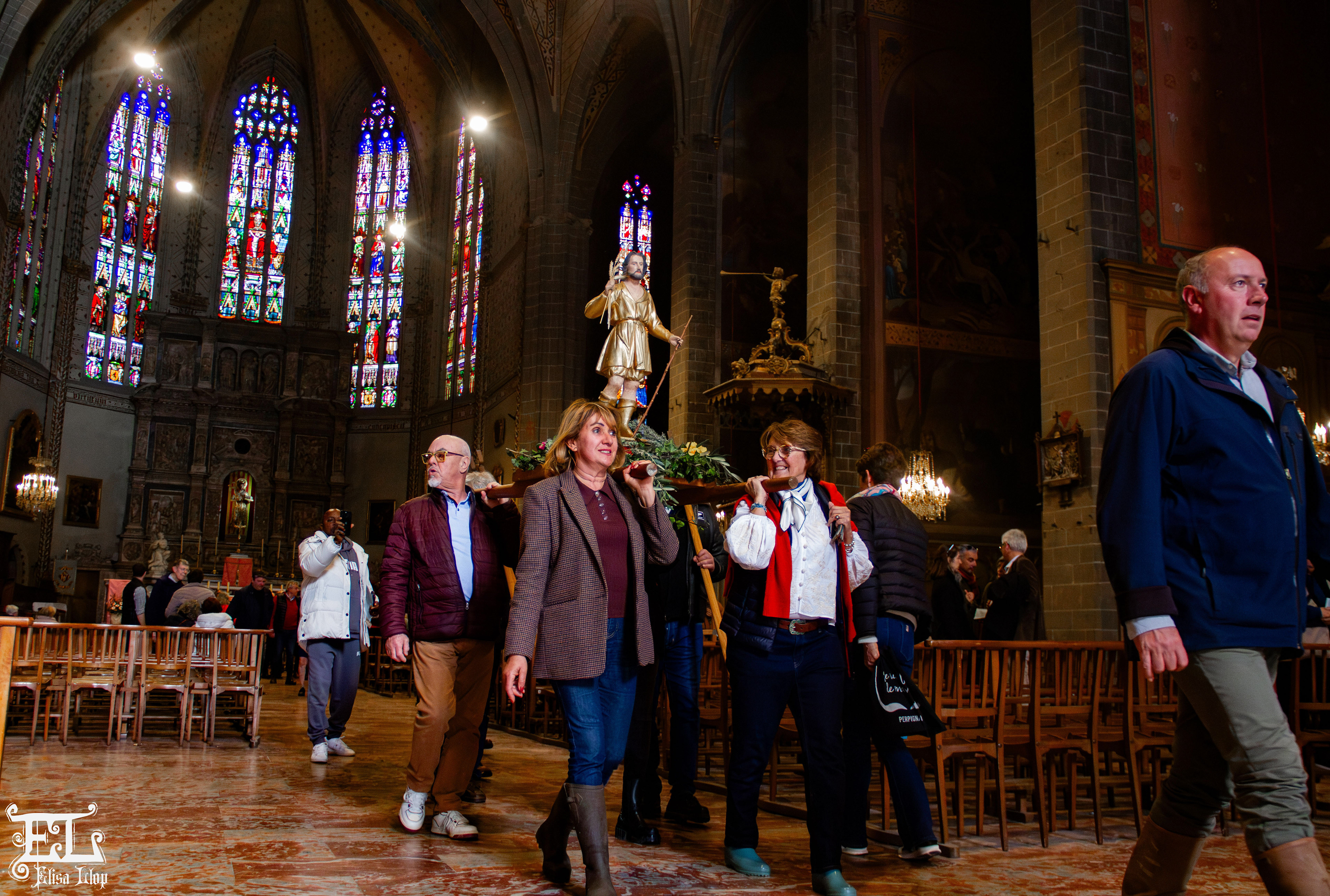 Le 10 mars 2024, après avoir inauguré sa première procession pour la pluie du territoire en mars 2023, soit depuis 1 an, la ville roussillonnaise a organisé une seconde édition. Le département se situe toujours en sécheresse ininterrompue et catastrophique… Cette année, plusieurs nouveautés : une deuxième statue de Saint Gaudérique a rejoint les porteurs de la procession dans la Têt, et surtout, la confrérie de Saint-Gaudérique, ou Sant Galdric s’est reformée, après plus de 235 ans de sommeil. Constituée d’environ 18 personnes, principalement des agriculteurs et viticulteurs, la confrérie attend la validation de ses statuts par l’évêché.