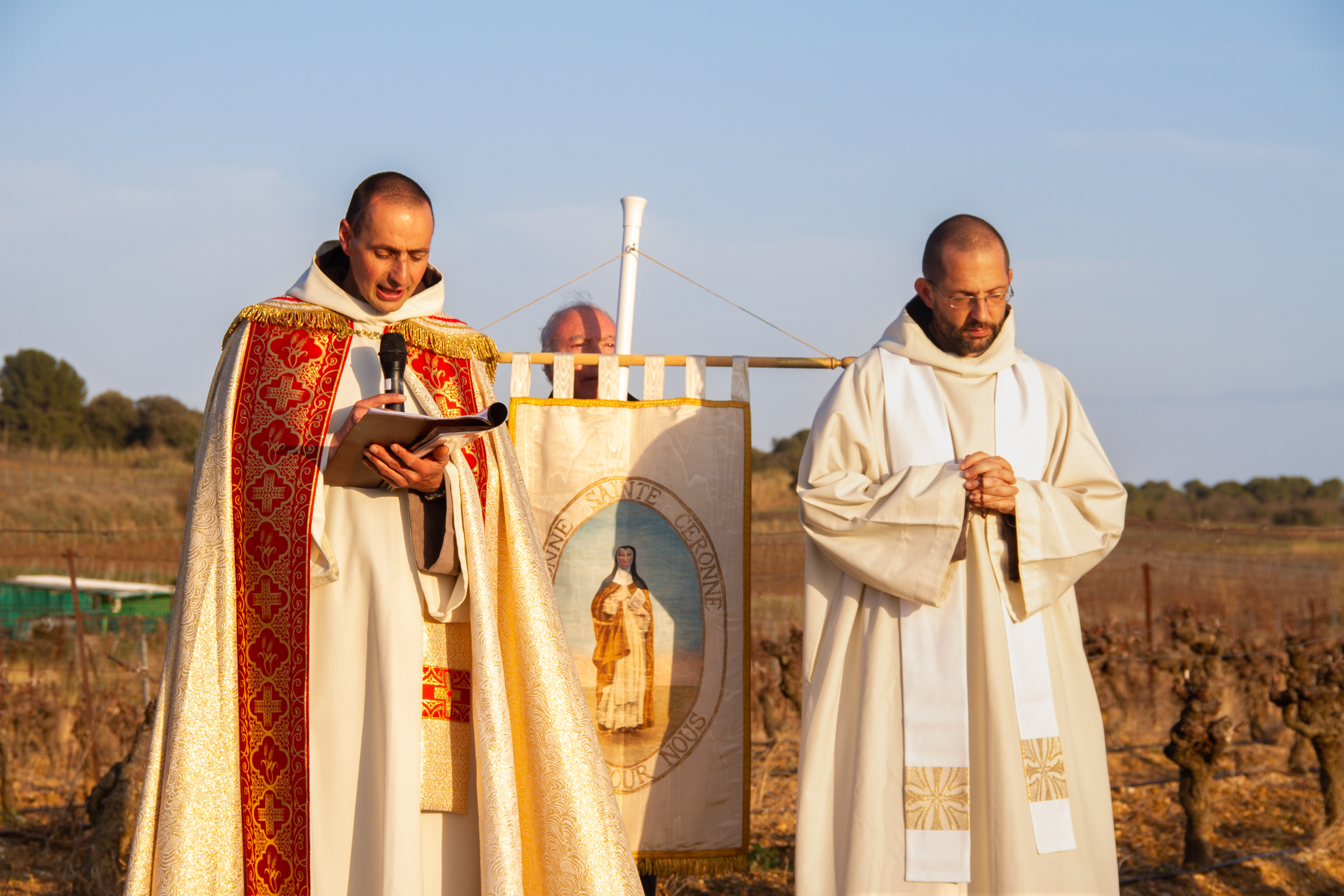 Le Père Philippe Cavignac (à gauche) , le curé de la paroisse de Saint-Martin de la Coquillade, qui a mené la procession. Il était secondé du père Jérémie Ayroulet ( à droite). Procession à Corneilhan.