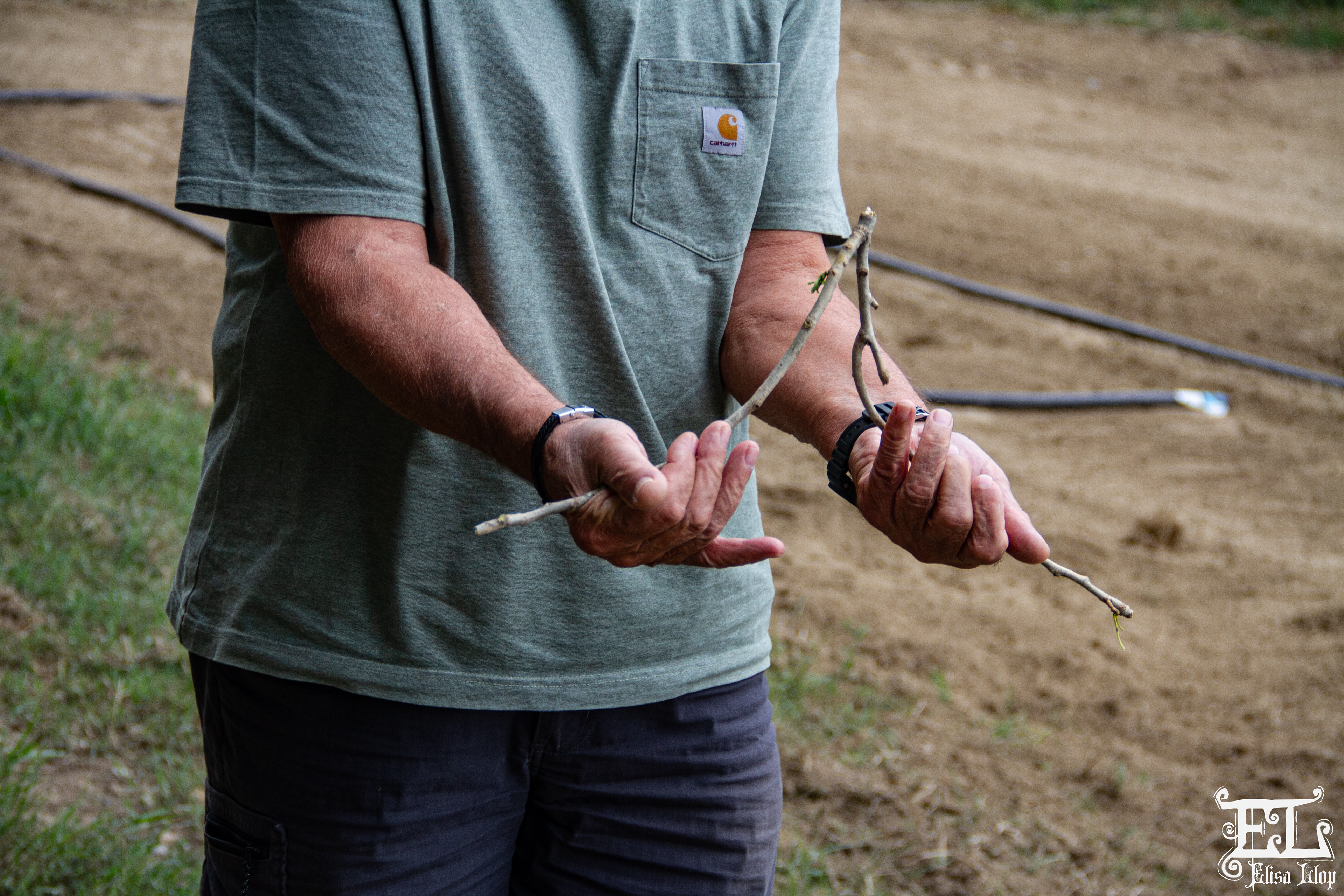 Pierre* (prénom d'emprunt) a lui aussi exercé gratuitement toute sa vie. Pour trouver l'eau, il utilise une branche de peuplier uniquement, qui finira inévitablement par se casser à cause de la 'pression ou influence de l'eau'. Pour déterminer la profondeur, il aura ensuite recours à une sorte de pendule, encore ici personnalisé. Septembre 2024, PO