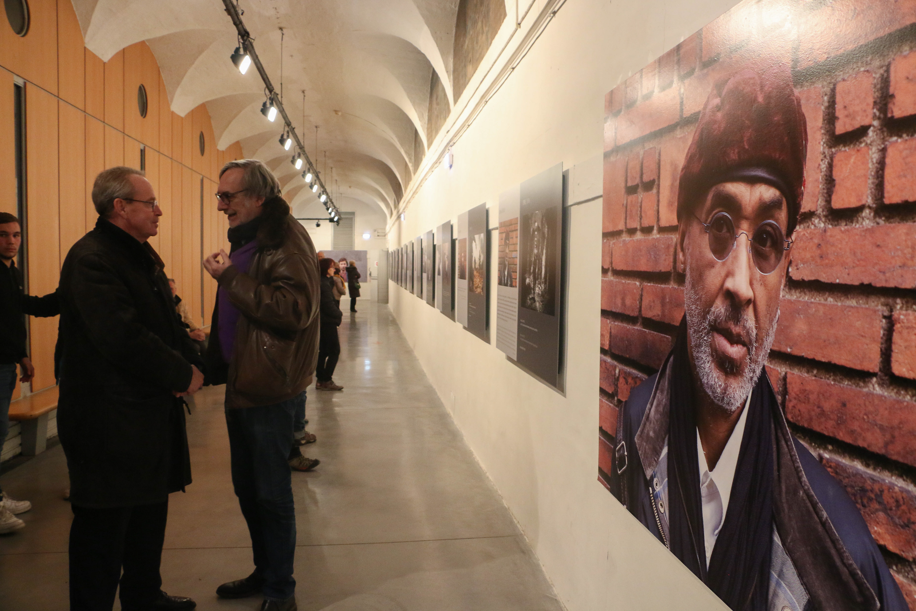 CIP - Corporate. Exposition 'Legacy of war' de Giles Duley. Vernissage du cycle d'expositions "Le monde sous nos yeux", présentant les expositions d'Alexandra Boulat, Giles Duley et Alizé le Maoult. Créé en 2015 par l'association Visa pour l'Image (le plus grand festival de photojournalisme au monde depuis 1989), le CIP conserve et met en valeur les oeuvres des photojournalistes, témoins de l’histoire mondiale et acteurs de la liberté d’expression. Les missions du centre international de photojournalisme sont multiples: devenir un fonds documentaire unique sur le photojournalisme et son histoire, grâce à une base de données accessible à l’international. Héberger, conserver et tenir à disposition des chercheurs les oeuvres de photojournalistes avec un espace de stockage de fonds photographiques adapté à la conservation d’archives photographiques physiques; initier et soutenir des projets destinés à valoriser le travail des photojournalistes grâce à des éditions, expositions, supports multimédia, rencontres…Enfin, élaborer et mettre en oeuvre des programmes d’éducation à l’image.