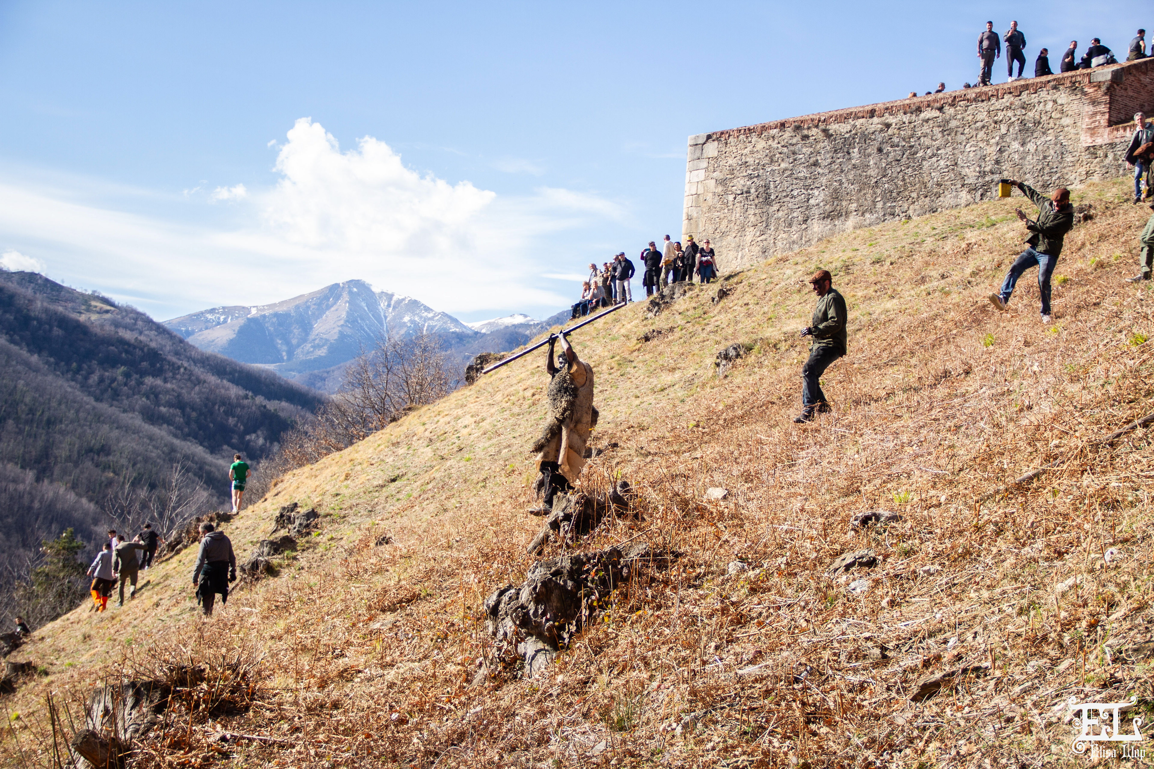 Fête de l'ours 2025 - Prats-de-Mollo-la-Preste. Désormais, 4 ours assurent le show devant l'afflux de monde en croissance