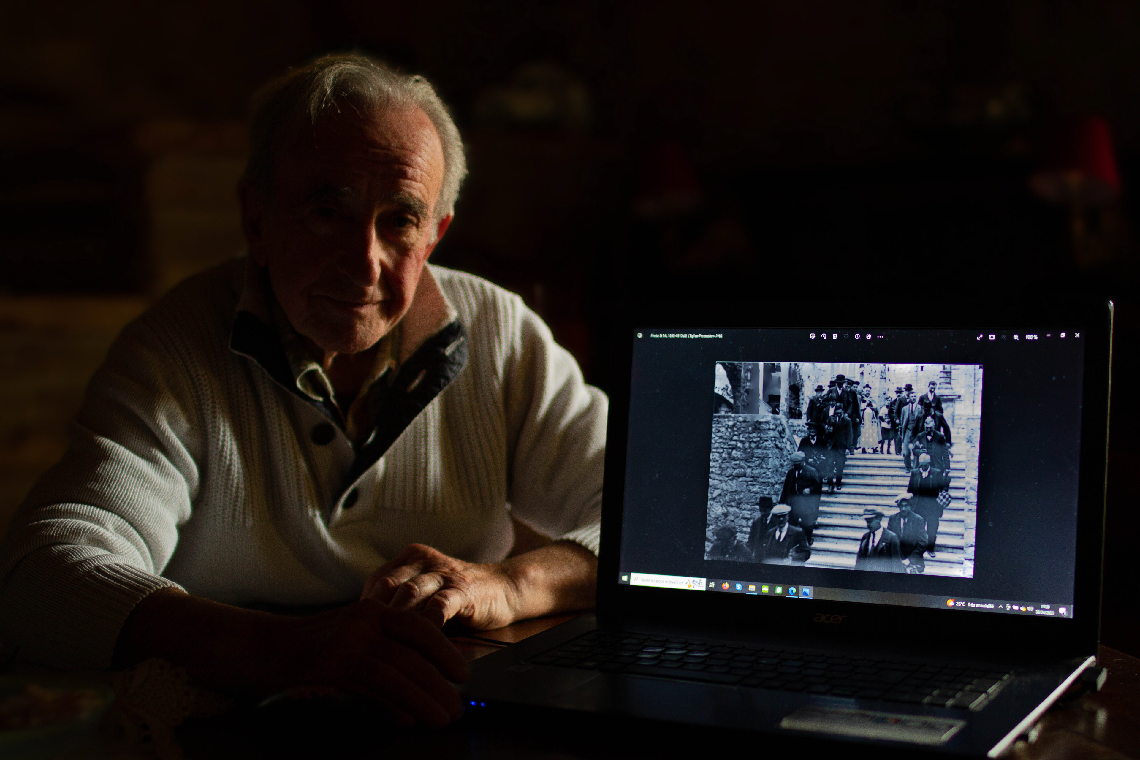 Louis est un ancien professeur qui s’est voué aux archives historiques, notamment de la commune de Saint-Martin-de-Londres, dans l’Hérault. Ici, il montre la photo la plus ancienne de procession à Saint-Martin datée d’entre 1890 et 1910. Il pourrait aussi bien s’agir d’une illustration d’une procession de rogation (en faveur des moissons), ce qui a tout autant un lien avec les louanges pour la pluie.