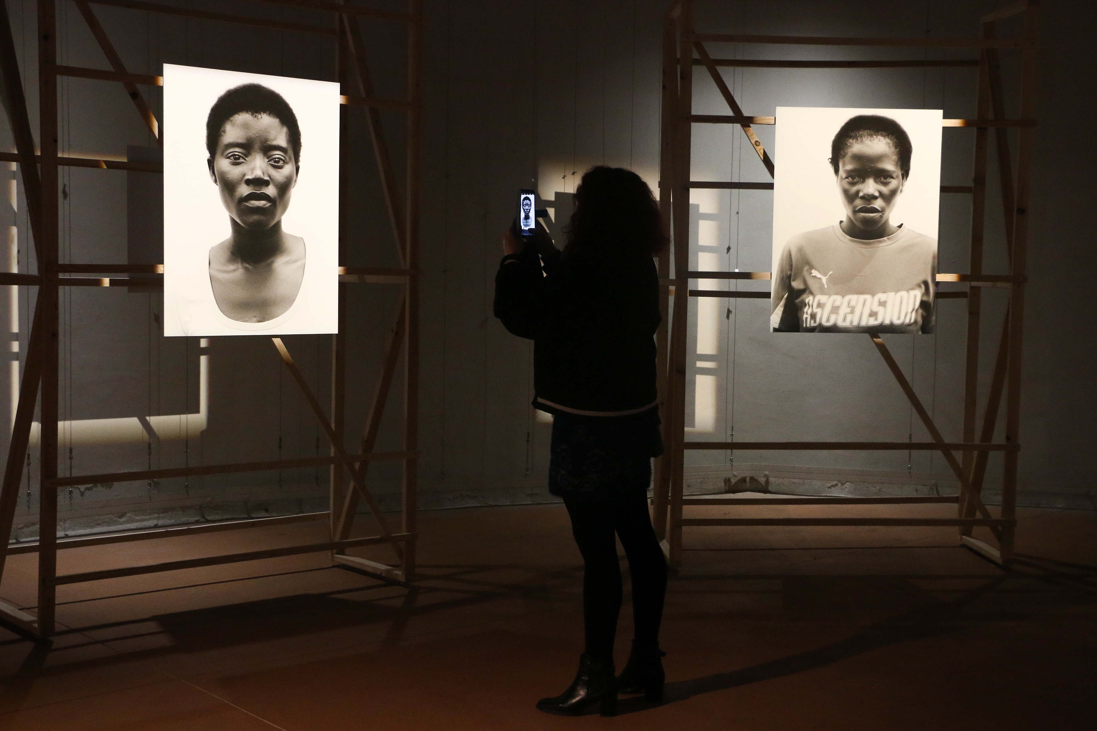 CIP - Corporate. Exposition 'Legacy of war' de Giles Duley. Vernissage du cycle d'expositions "Le monde sous nos yeux", présentant les expositions d'Alexandra Boulat, Giles Duley et Alizé le Maoult. Créé en 2015 par l'association Visa pour l'Image (le plus grand festival de photojournalisme au monde depuis 1989), le CIP conserve et met en valeur les oeuvres des photojournalistes, témoins de l’histoire mondiale et acteurs de la liberté d’expression. Les missions du centre international de photojournalisme sont multiples: devenir un fonds documentaire unique sur le photojournalisme et son histoire, grâce à une base de données accessible à l’international. Héberger, conserver et tenir à disposition des chercheurs les oeuvres de photojournalistes avec un espace de stockage de fonds photographiques adapté à la conservation d’archives photographiques physiques; initier et soutenir des projets destinés à valoriser le travail des photojournalistes grâce à des éditions, expositions, supports multimédia, rencontres…Enfin, élaborer et mettre en oeuvre des programmes d’éducation à l’image.
