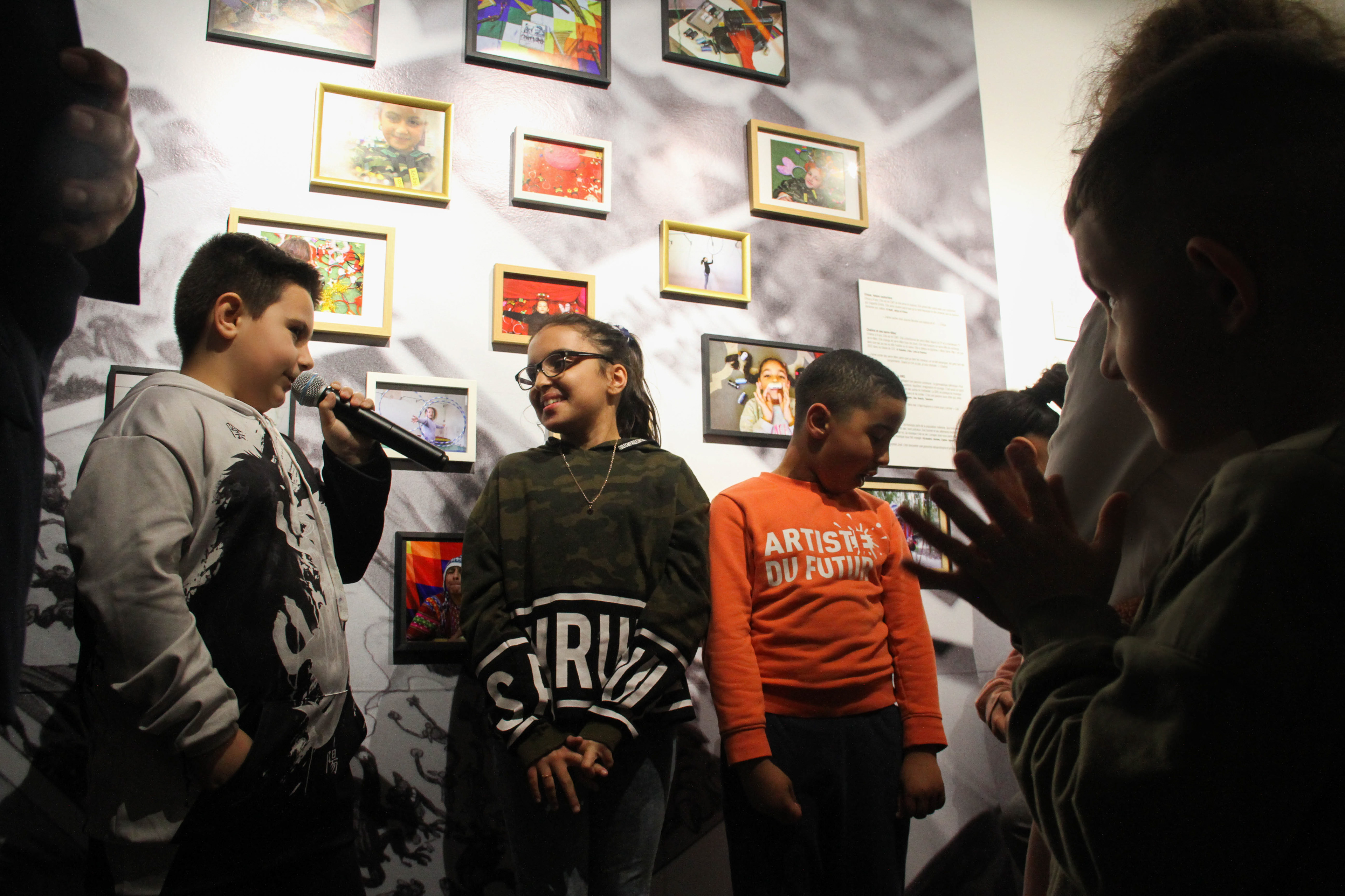 CIP - Corporate. Lors du vernissage de l'exposition "Prisme". Créé en 2015 par l'association Visa pour l'Image (le plus grand festival de photojournalisme au monde depuis 1989), le CIP conserve et met en valeur les oeuvres des photojournalistes, témoins de l’histoire mondiale et acteurs de la liberté d’expression. Les missions du centre international de photojournalisme sont multiples: devenir un fonds documentaire unique sur le photojournalisme et son histoire, grâce à une base de données accessible à l’international. Héberger, conserver et tenir à disposition des chercheurs les oeuvres de photojournalistes avec un espace de stockage de fonds photographiques adapté à la conservation d’archives photographiques physiques; initier et soutenir des projets destinés à valoriser le travail des photojournalistes grâce à des éditions, expositions, supports multimédia, rencontres…Enfin, élaborer et mettre en oeuvre des programmes d’éducation à l’image.