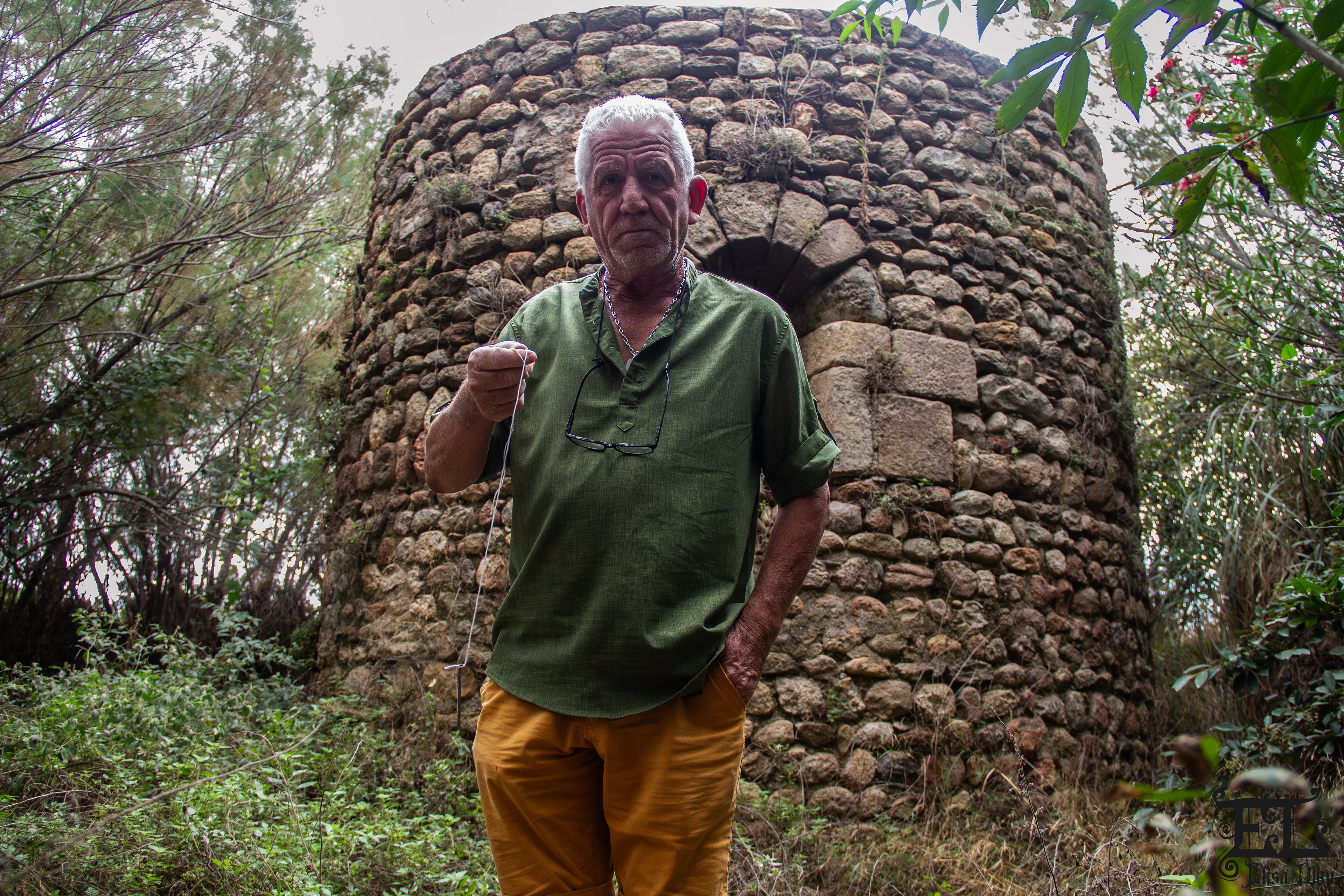 Jean-François, sourcier dans les P-O, a toujours exercé gratuitement via le bouche-à-oreilles. Ici, en quête de recherche d'eau potentielle autour d'une chapelle abandonnée, à l'aide d'une sorte de 'pendule' personnalisé. Septembre 2024