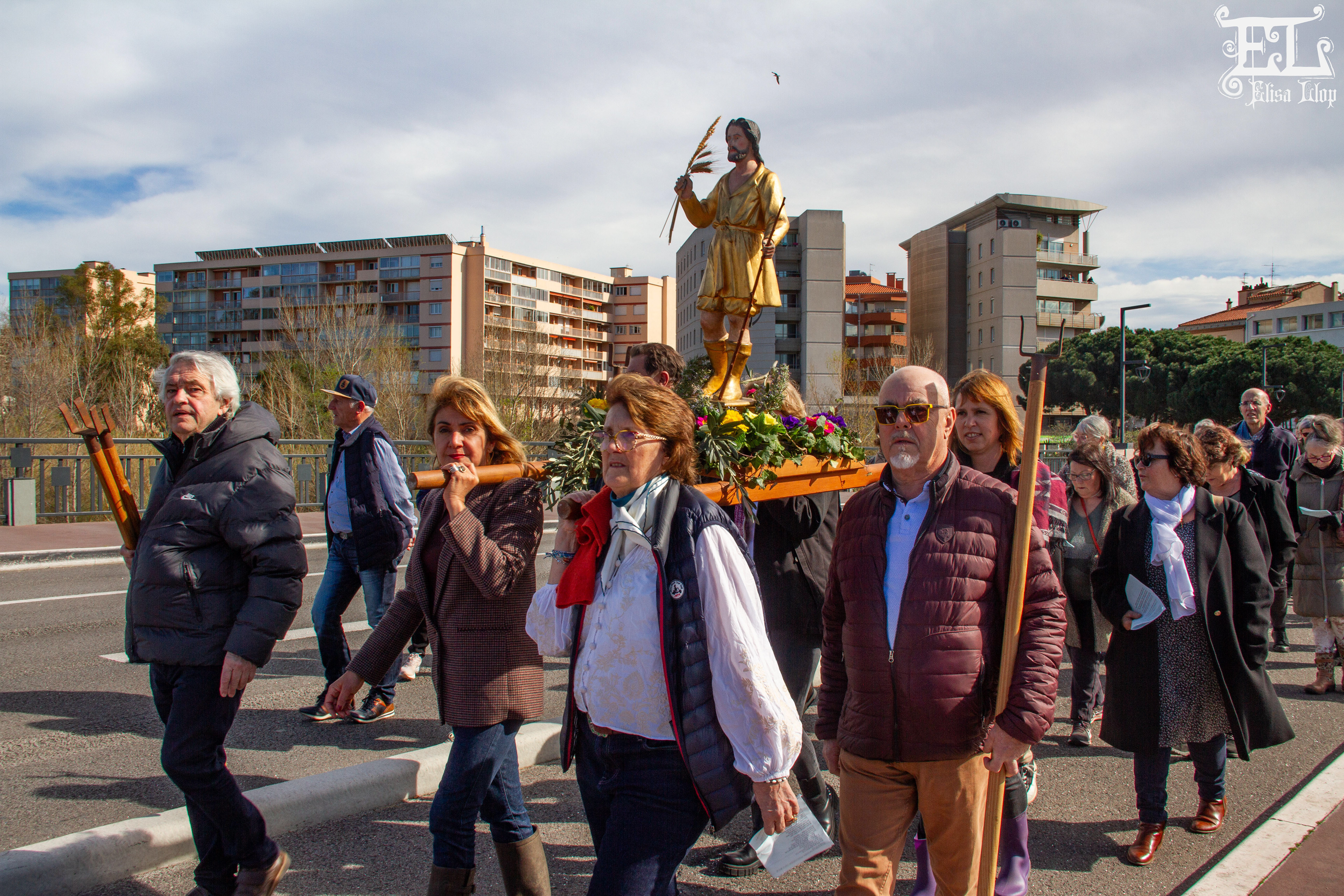 Le 10 mars 2024, après avoir inauguré sa première procession pour la pluie du territoire en mars 2023, soit depuis 1 an, la ville roussillonnaise a organisé une seconde édition. Le département se situe toujours en sécheresse ininterrompue et catastrophique… Cette année, plusieurs nouveautés : une deuxième statue de Saint Gaudérique a rejoint les porteurs de la procession dans la Têt, et surtout, la confrérie de Saint-Gaudérique, ou Sant Galdric s’est reformée, après plus de 235 ans de sommeil. Constituée d’environ 18 personnes, principalement des agriculteurs et viticulteurs, la confrérie attend la validation de ses statuts par l’évêché.