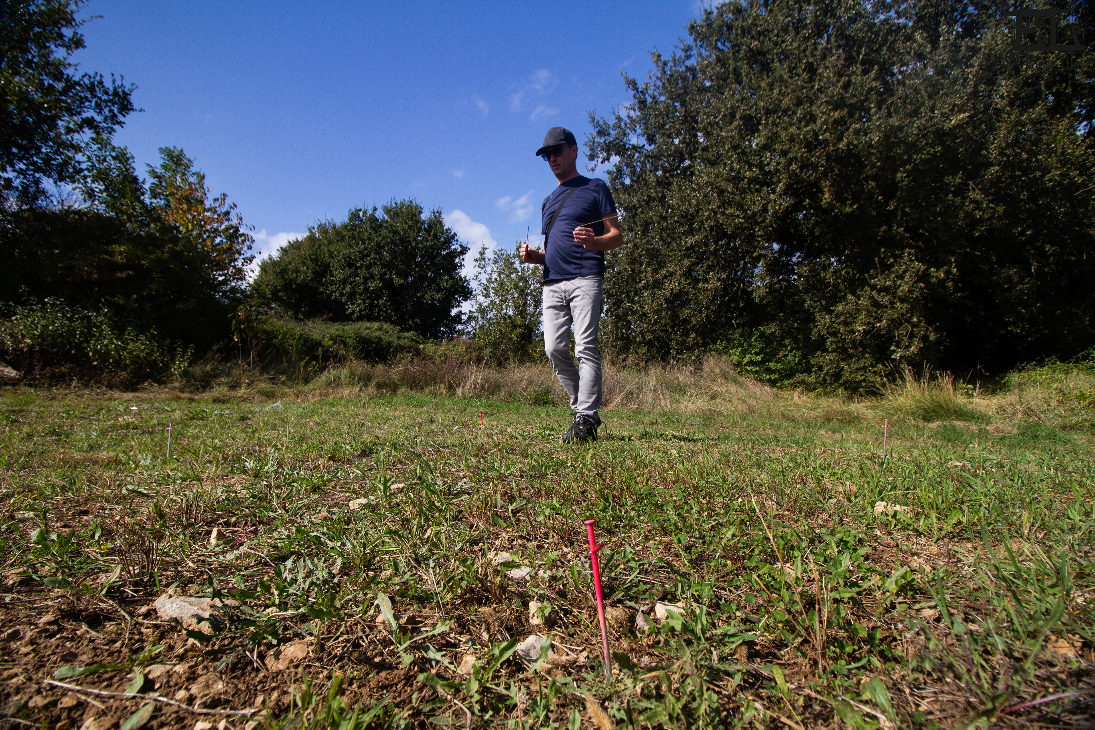 Lionel* (prénom d'emprunt) est également sourcier professionnel dans Gard et en Provence. Avec la sécheresse de 2023, lui et ses collègues foreurs ont été plus sollicités l'an passé. Ici, en septembre 2024, le sourcier passe sur une veine d'eau qui remplissait habituellement une cuve, une fosse et un bassin en contrebas toute l'année, il y a encore quelques décennies. Aujourd'hui, l'eau n'y apparaît plus qu'en Hiver. L'une des particularités de Frédéric est aussi qu'il détecte les fuites d'eau. Un champs prioritaire et qui pourrait faire également appel à certains sourciers, alors que la France perd 20% d'eau potable dans les fuites de canalisations.
