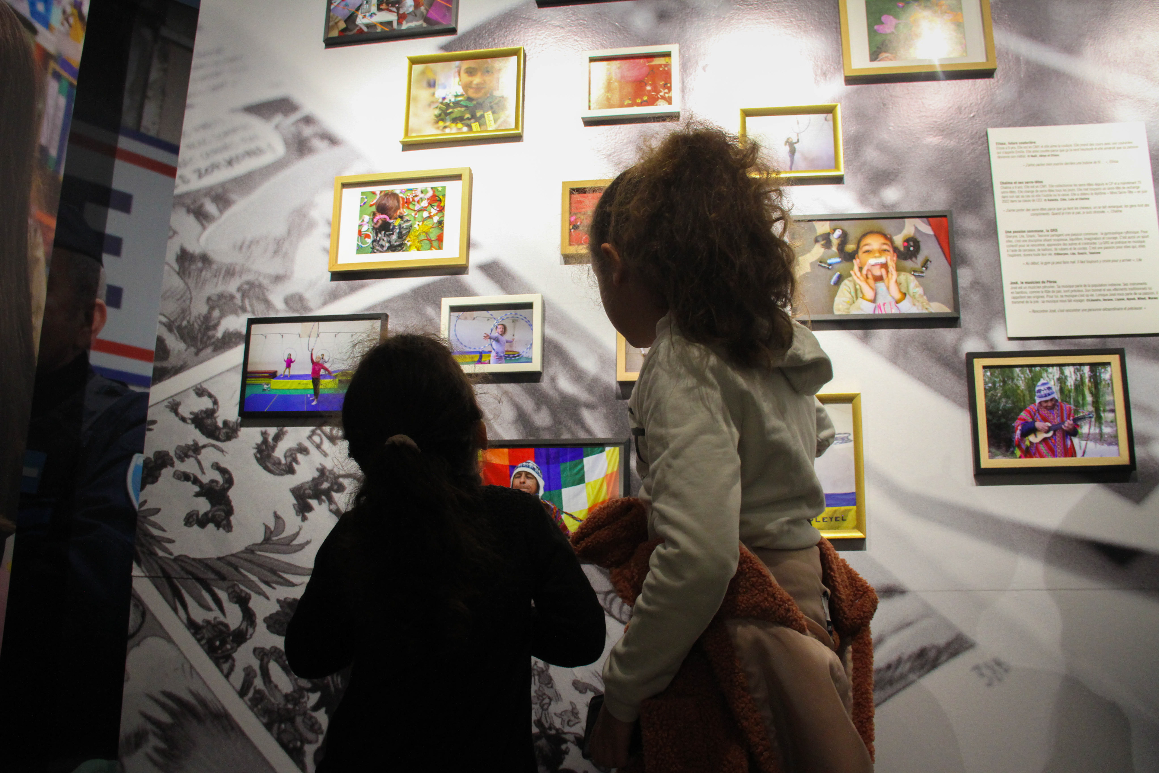 CIP - Corporate. Lors du vernissage de l'exposition "Prisme". Créé en 2015 par l'association Visa pour l'Image (le plus grand festival de photojournalisme au monde depuis 1989), le CIP conserve et met en valeur les oeuvres des photojournalistes, témoins de l’histoire mondiale et acteurs de la liberté d’expression. Les missions du centre international de photojournalisme sont multiples: devenir un fonds documentaire unique sur le photojournalisme et son histoire, grâce à une base de données accessible à l’international. Héberger, conserver et tenir à disposition des chercheurs les oeuvres de photojournalistes avec un espace de stockage de fonds photographiques adapté à la conservation d’archives photographiques physiques; initier et soutenir des projets destinés à valoriser le travail des photojournalistes grâce à des éditions, expositions, supports multimédia, rencontres…Enfin, élaborer et mettre en oeuvre des programmes d’éducation à l’image.