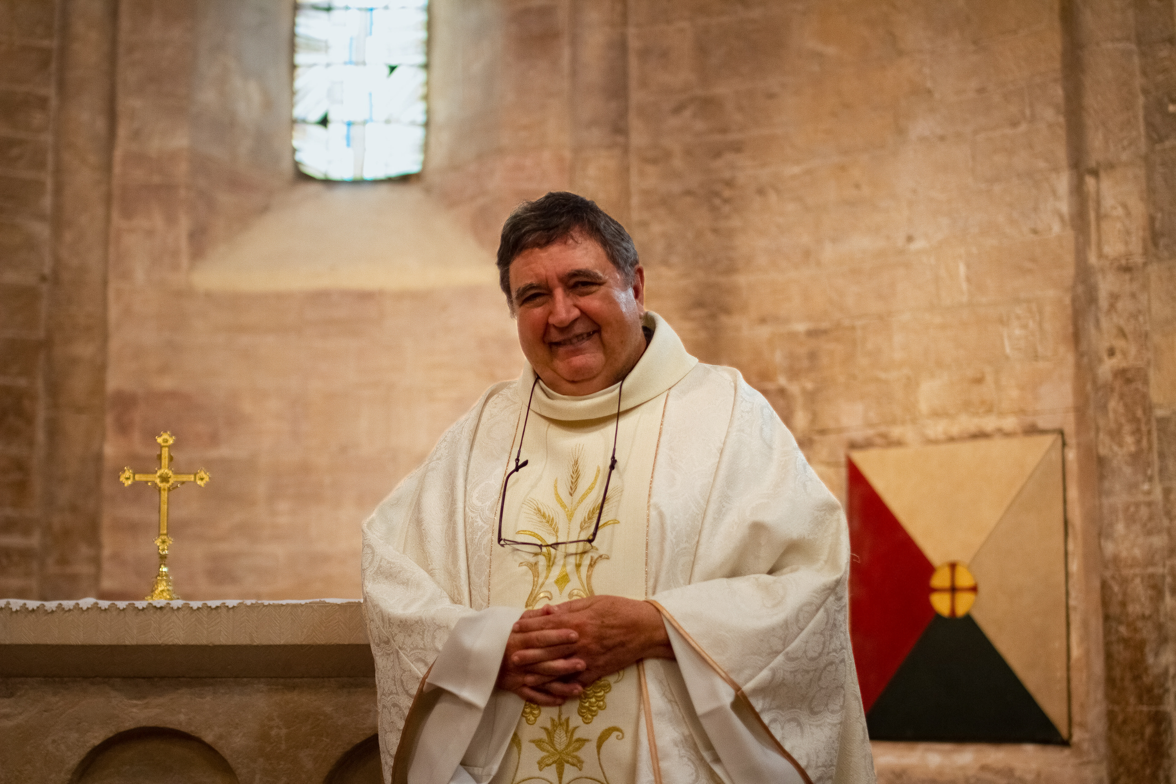 Le père Gérard Blayac, ici dans l’église de Saint-Martin de Londres, est le vicaire général du diocèse de Montpellier. Il explique la différence entre les processions pour la pluie, et celles des rogations. De par son expérience de service de plusieurs années au Mali, le Père Blayac dit n’y avoir pas vu de processions pour la pluie ; en revanche, les prières pour la pluie y sont régulières, que ce soit du côté chrétien ou musulman.