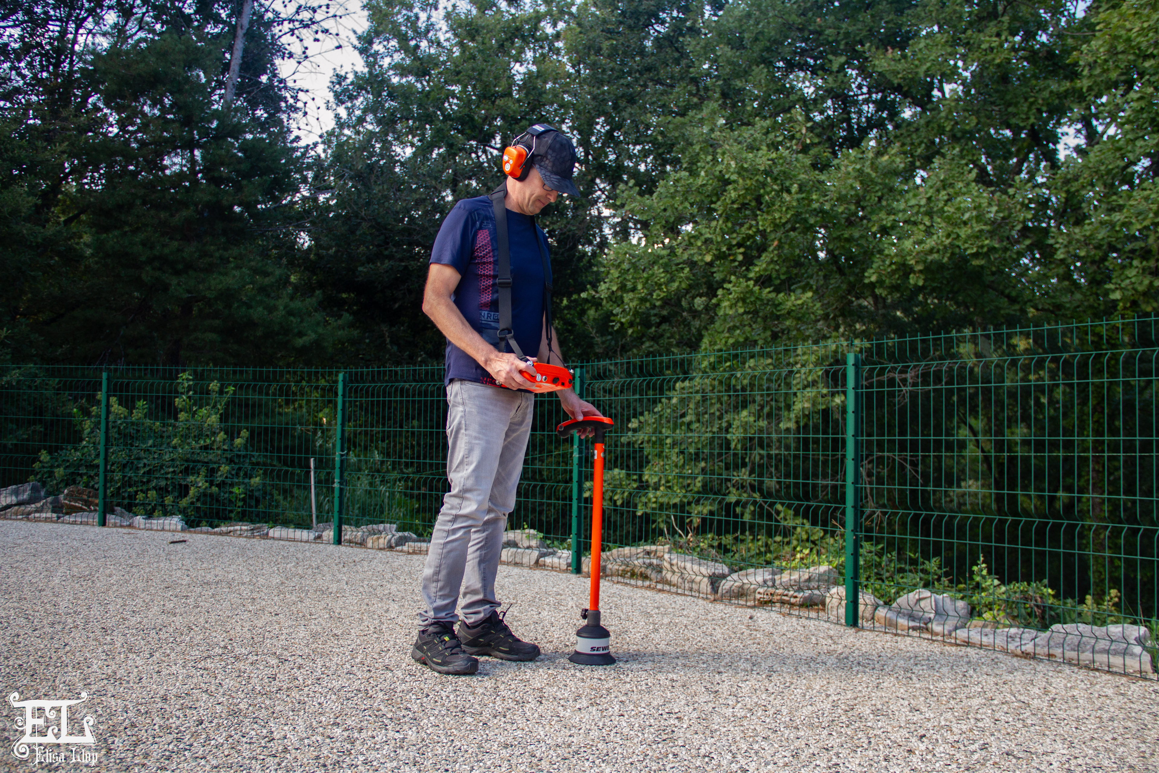 Lionel* (prénom d'emprunt) est également sourcier professionnel dans Gard et en Provence. Avec la sécheresse de 2023, lui et ses collègues foreurs ont été plus sollicités l'an passé. Ici, en septembre 2024, le sourcier passe sur une veine d'eau qui remplissait habituellement une cuve, une fosse et un bassin en contrebas toute l'année, il y a encore quelques décennies. Aujourd'hui, l'eau n'y apparaît plus qu'en Hiver. L'une des particularités de Frédéric est aussi qu'il détecte les fuites d'eau. Un champs prioritaire et qui pourrait faire également appel à certains sourciers, alors que la France perd 20% d'eau potable dans les fuites de canalisations.
