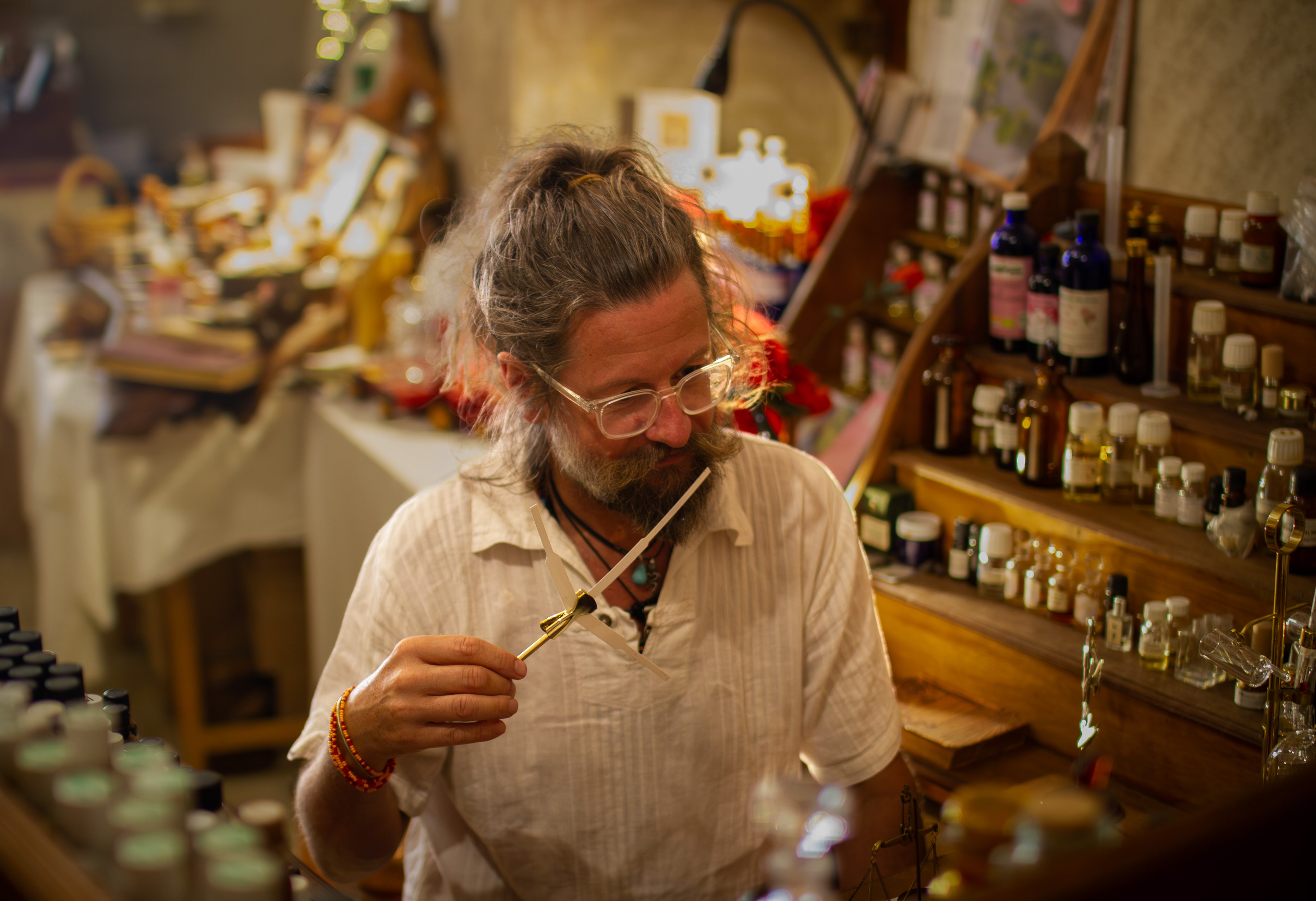 Nicolas Jennings, parfumeur naturel. Occitanie, les métiers botaniques impactés par la sécheresse précoce, mai 2023, Haut-Languedoc, Occitanie