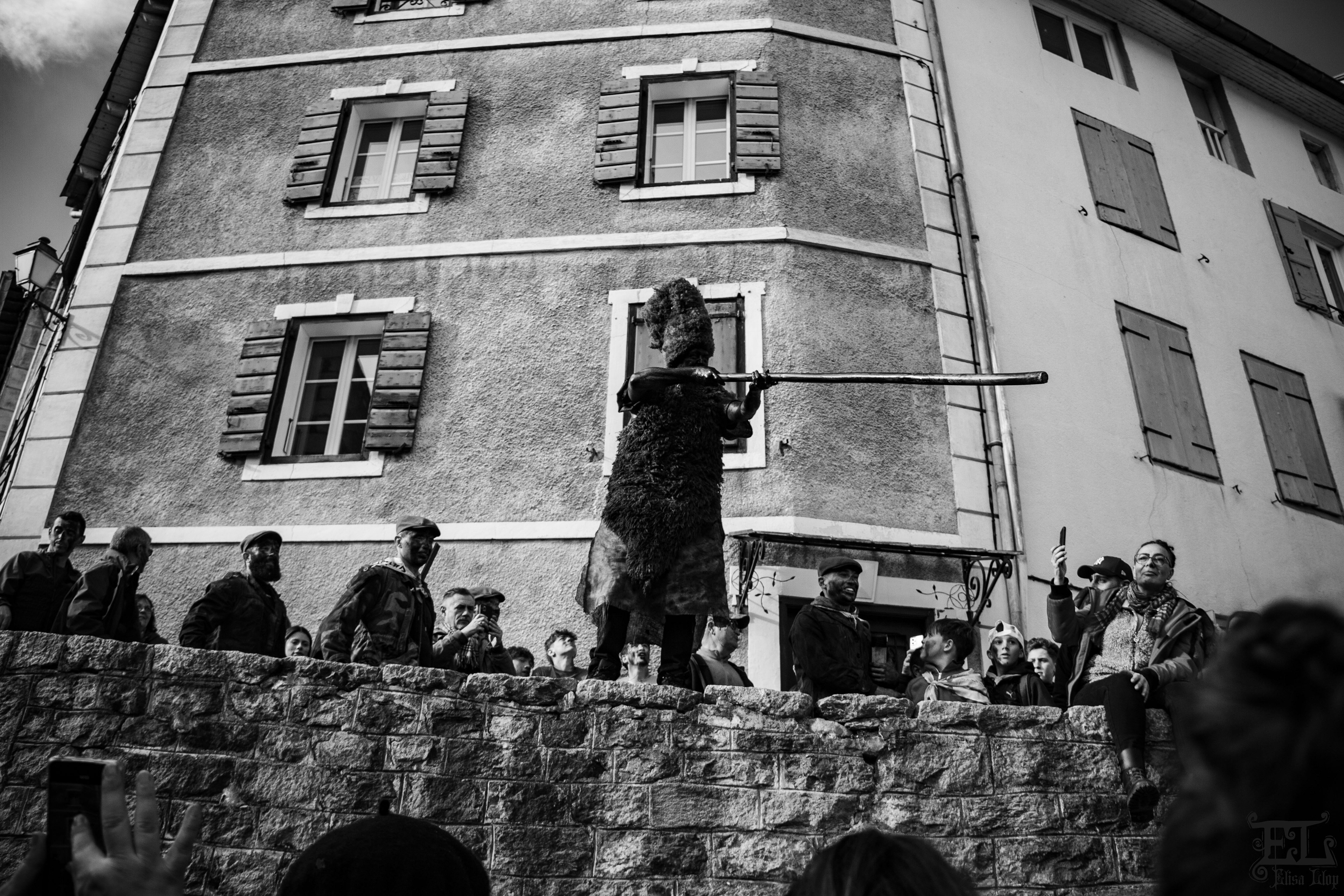 Fête de l'ours 2025 - Prats-de-Mollo-la-Preste. Désormais, 4 ours assurent le show devant l'afflux de monde en croissance