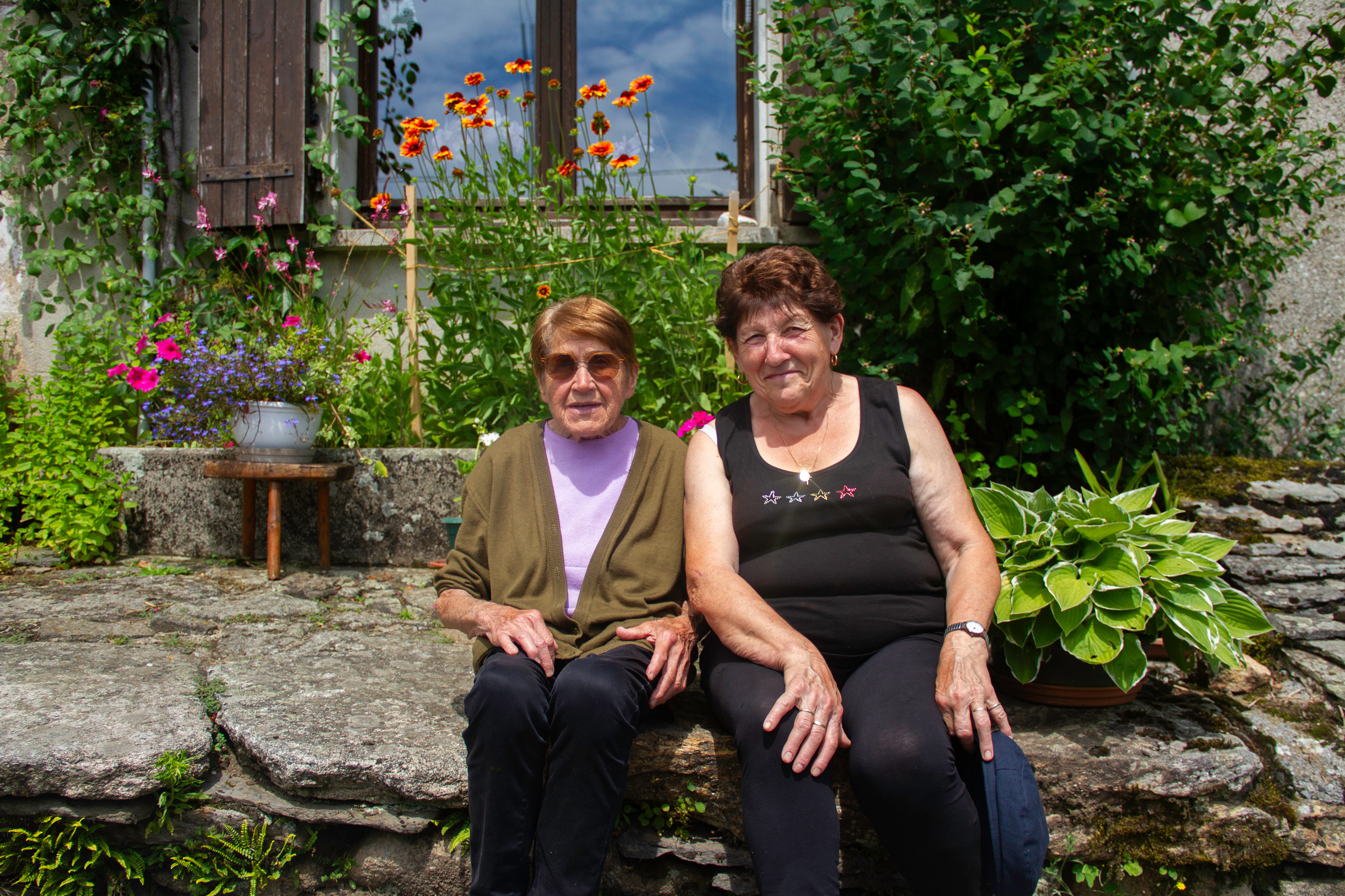 Josette et Annie ont toutes les deux connu les processions pour la pluie de leur village du Soulié. Et ce n'est pas dû à l'âge vénérable de Josette -96 printemps et une forme éclatante- arrivée jeune femme sur la commune depuis Sète : en effet, une des spécificités de la San Brancari est que, contrairement aux autres processions qui ont décliné dans les années 1960, dans le hameau la dernière a encore eu lieu il y a une dizaine d'années seulement. Annie Cros, cultivatrice de sapin, native du village et également guérisseuse, explique que pour l'été 2022, plus sévère que 2023 pour leur région, selon ses dires, plusieurs habitants du villages avaient été prêts à mandater de nouveau une procession au Soulié.