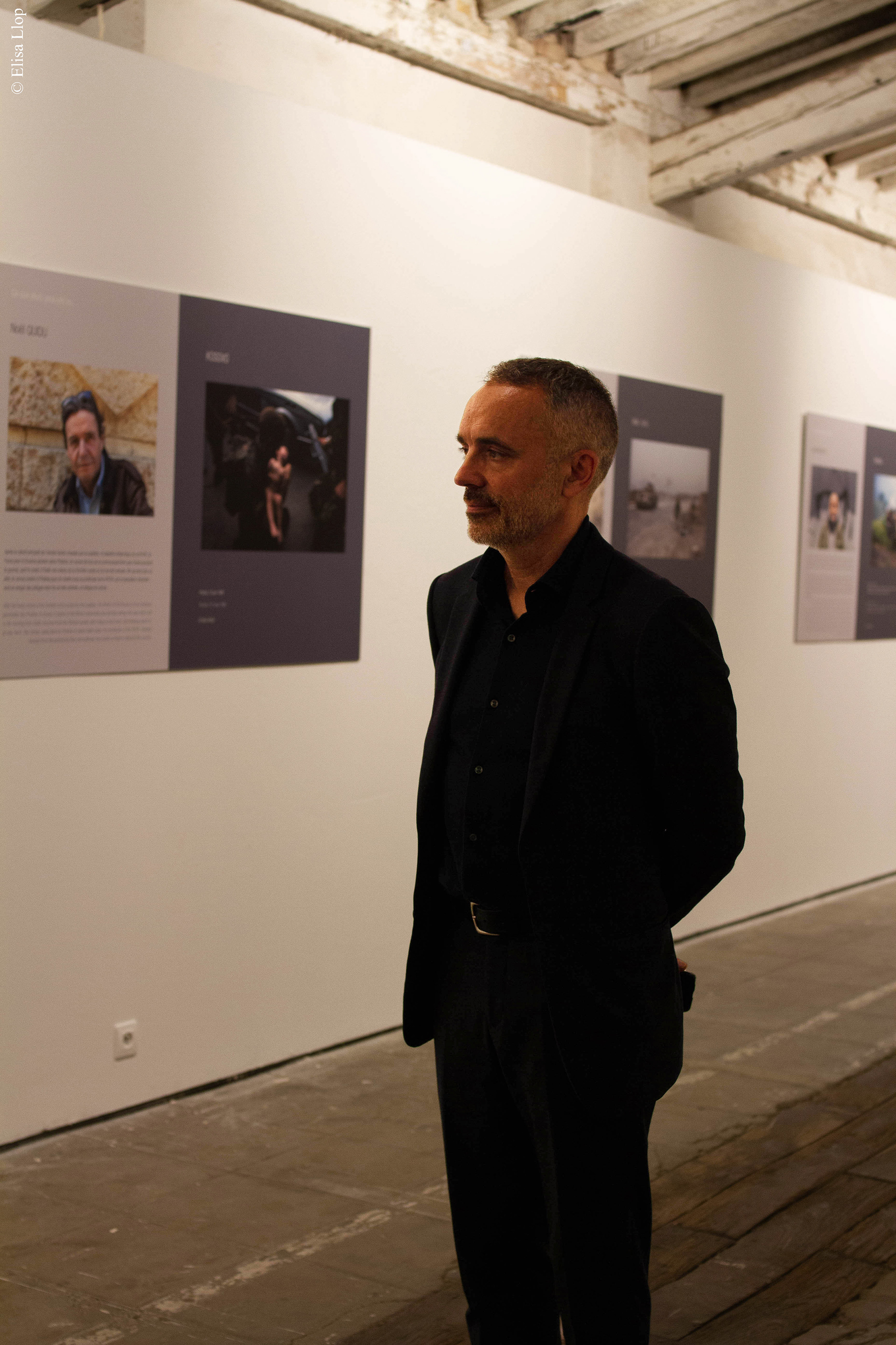 CIP. Jean-Luc Soret, directeur de Centre International du photojournalisme, lors du 2ème vernissage de l'exposition d'Alizé le Maoult. Créé en 2015 par l'association Visa pour l'Image (le plus grand festival de photojournalisme au monde depuis 1989), le CIP conserve et met en valeur les oeuvres des photojournalistes, témoins de l’histoire mondiale et acteurs de la liberté d’expression. Les missions du centre international de photojournalisme sont multiples: devenir un fonds documentaire unique sur le photojournalisme et son histoire, grâce à une base de données accessible à l’international. Héberger, conserver et tenir à disposition des chercheurs les oeuvres de photojournalistes avec un espace de stockage de fonds photographiques adapté à la conservation d’archives photographiques physiques; initier et soutenir des projets destinés à valoriser le travail des photojournalistes grâce à des éditions, expositions, supports multimédia, rencontres…Enfin, élaborer et mettre en oeuvre des programmes d’éducation à l’image.