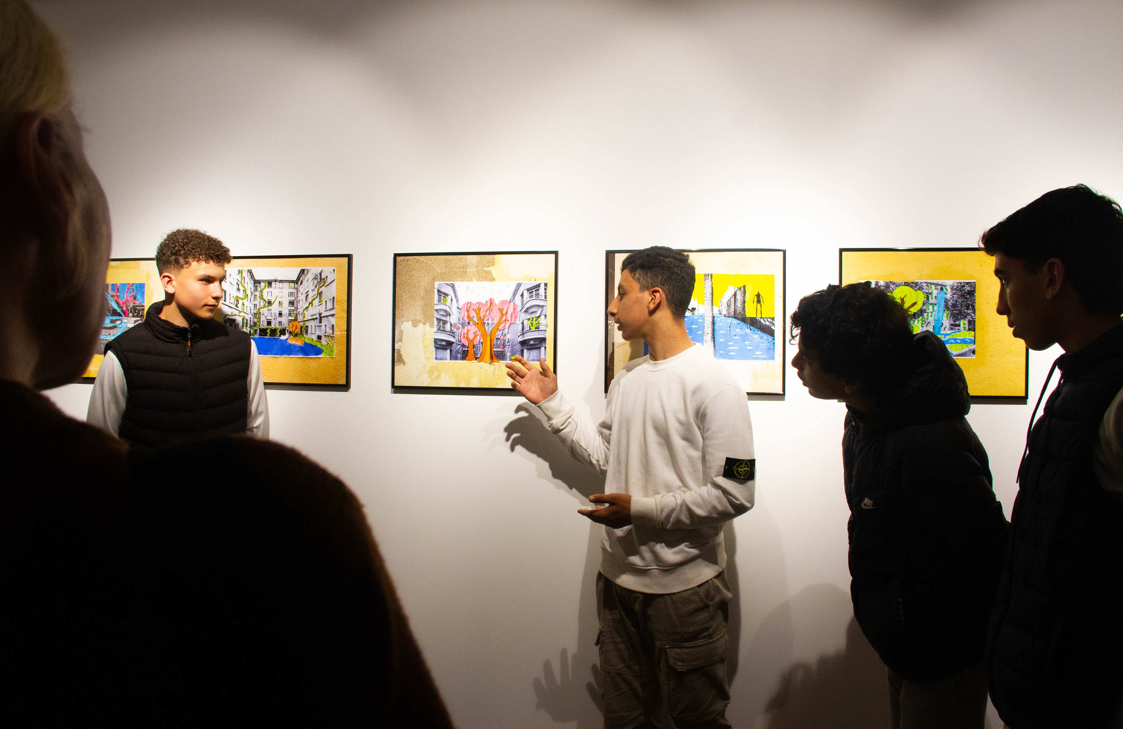 CIP - Corporate. Lors du vernissage de l'exposition "Prisme". Créé en 2015 par l'association Visa pour l'Image (le plus grand festival de photojournalisme au monde depuis 1989), le CIP conserve et met en valeur les oeuvres des photojournalistes, témoins de l’histoire mondiale et acteurs de la liberté d’expression. Les missions du centre international de photojournalisme sont multiples: devenir un fonds documentaire unique sur le photojournalisme et son histoire, grâce à une base de données accessible à l’international. Héberger, conserver et tenir à disposition des chercheurs les oeuvres de photojournalistes avec un espace de stockage de fonds photographiques adapté à la conservation d’archives photographiques physiques; initier et soutenir des projets destinés à valoriser le travail des photojournalistes grâce à des éditions, expositions, supports multimédia, rencontres…Enfin, élaborer et mettre en oeuvre des programmes d’éducation à l’image.