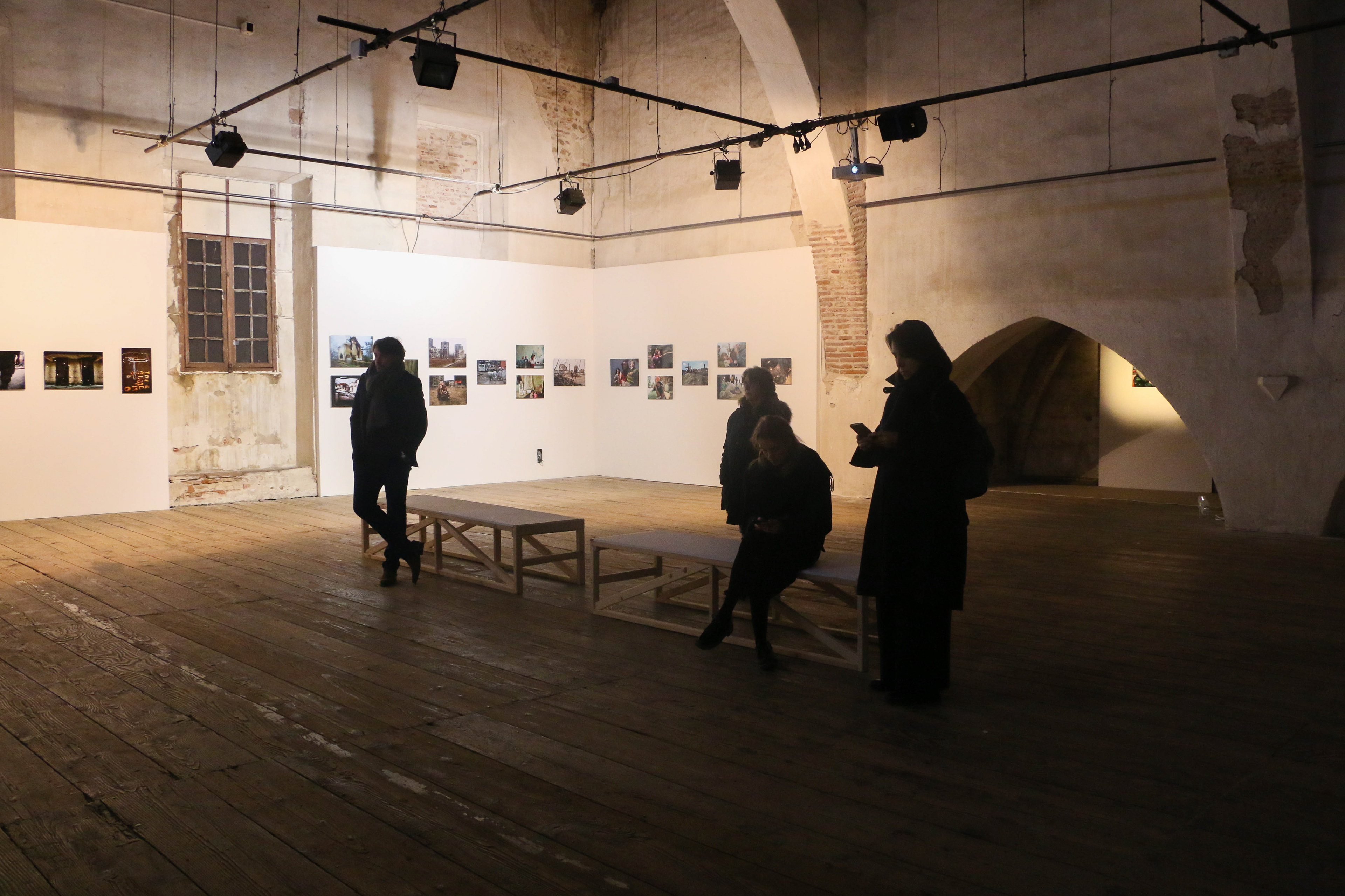 CIP - Corporate. Exposition ' Eclats de guerre' d'Alexandra Boulat. Vernissage du cycle d'expositions "Le monde sous nos yeux", présentant les expositions d'Alexandra Boulat, Giles Duley et Alizé le Maoult. Créé en 2015 par l'association Visa pour l'Image (le plus grand festival de photojournalisme au monde depuis 1989), le CIP conserve et met en valeur les oeuvres des photojournalistes, témoins de l’histoire mondiale et acteurs de la liberté d’expression. Les missions du centre international de photojournalisme sont multiples: devenir un fonds documentaire unique sur le photojournalisme et son histoire, grâce à une base de données accessible à l’international. Héberger, conserver et tenir à disposition des chercheurs les oeuvres de photojournalistes avec un espace de stockage de fonds photographiques adapté à la conservation d’archives photographiques physiques; initier et soutenir des projets destinés à valoriser le travail des photojournalistes grâce à des éditions, expositions, supports multimédia, rencontres…Enfin, élaborer et mettre en oeuvre des programmes d’éducation à l’image.