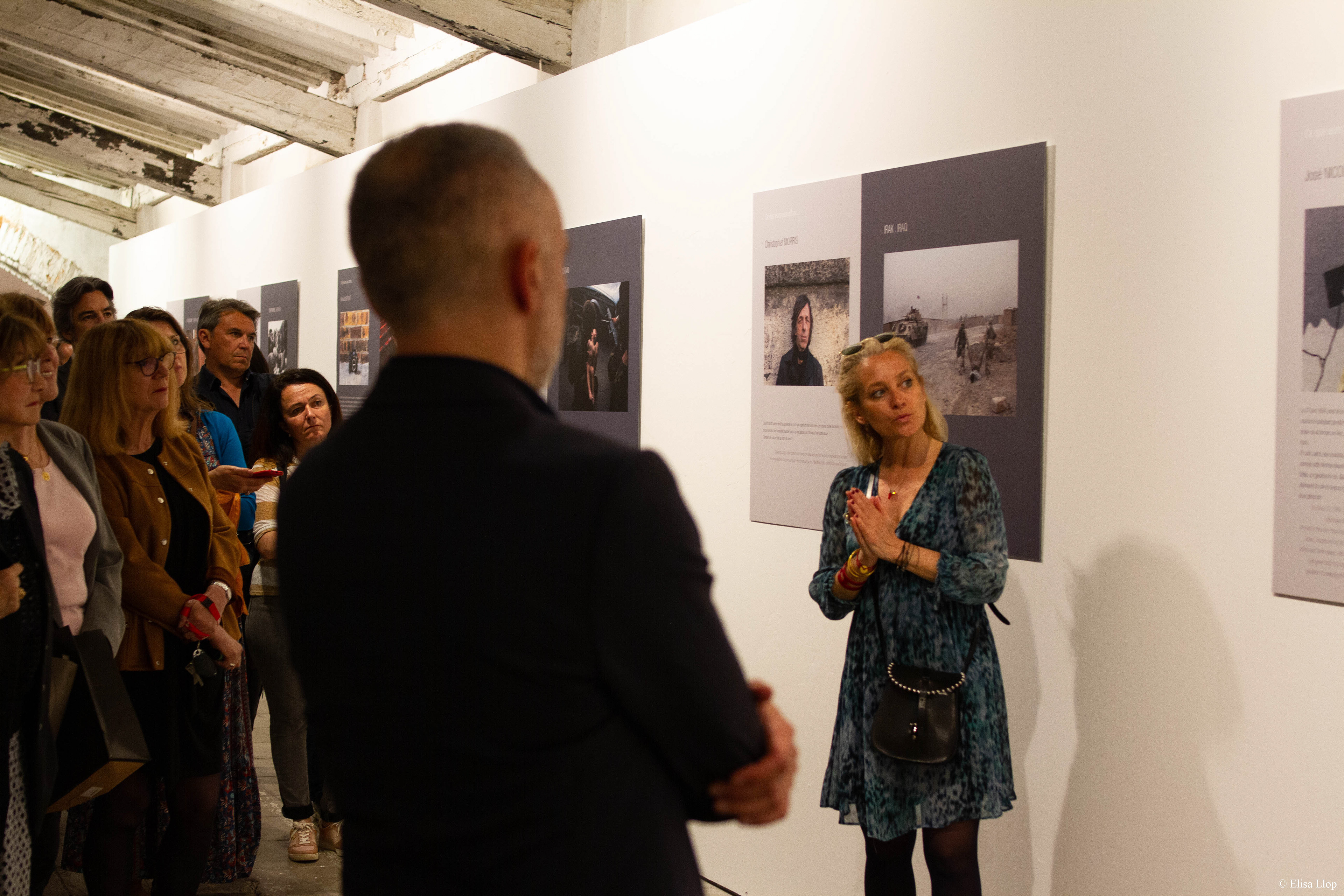 CIP- Alizé le Maoult lors du vernissage de la 2ème partie de son exposition "Ce que leurs yeux ont vu", donnant la parole aux photojournalistes du monde entier.