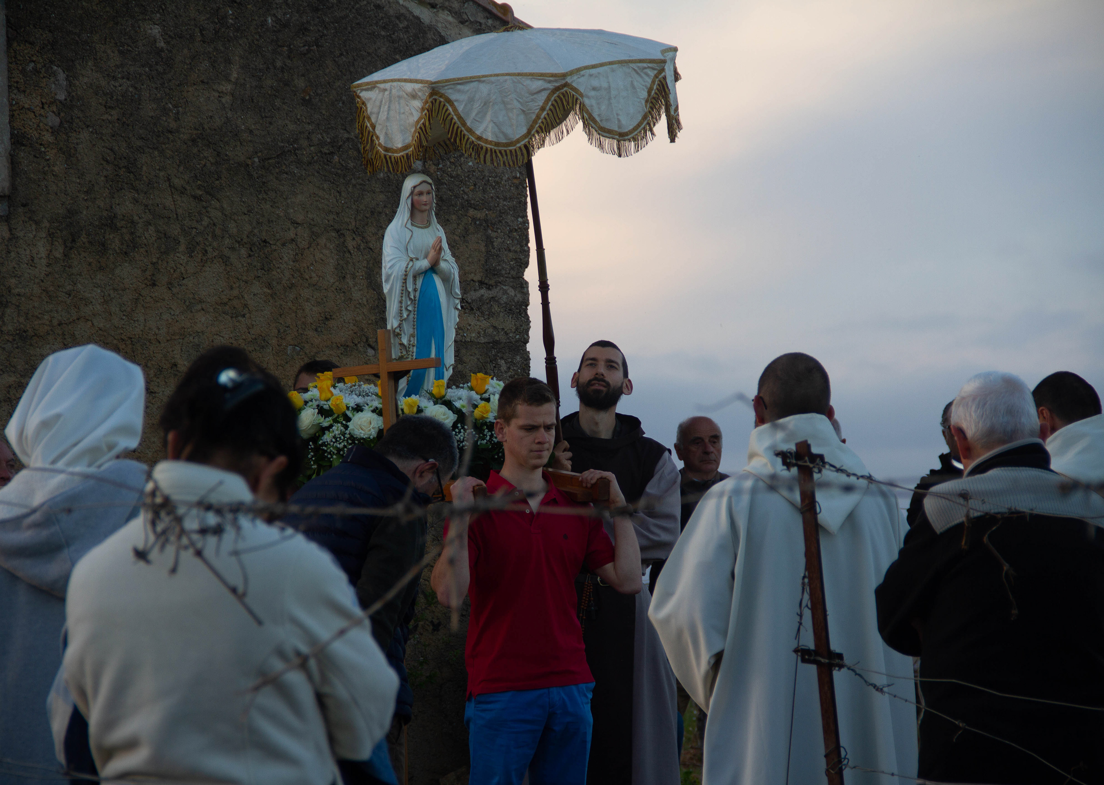 Arrivés à la chapelle Notre-Dame des Neiges, perdue dans les vignes, le Père Philippe entreprend de bénir les lieux et asperger les fidèles qui poseront un pied à terre et prieront le ciel.