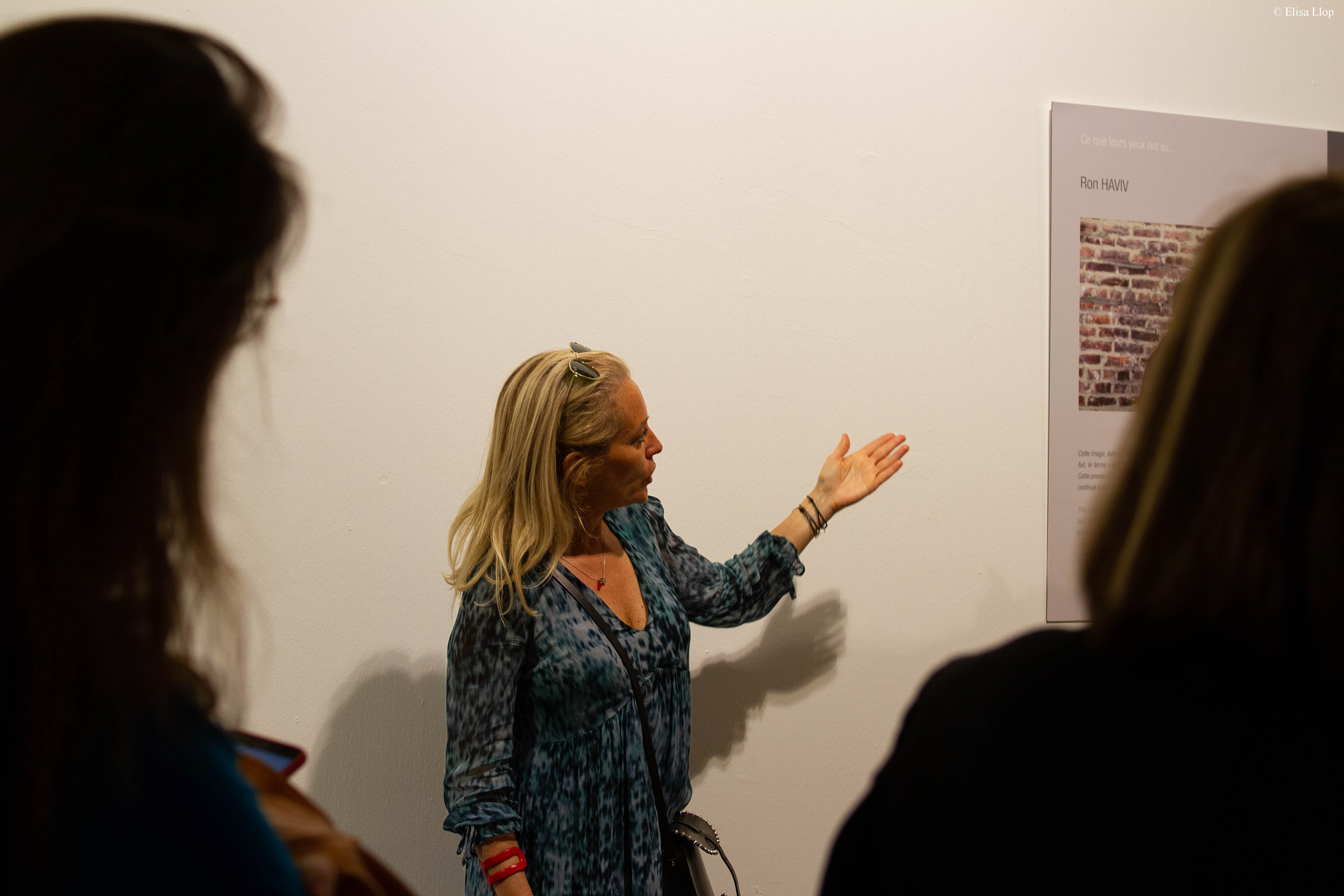 CIP- Alizé le Maoult lors du vernissage de la 2ème partie de son exposition "Ce que leurs yeux ont vu", donnant la parole aux photojournalistes du monde entier.