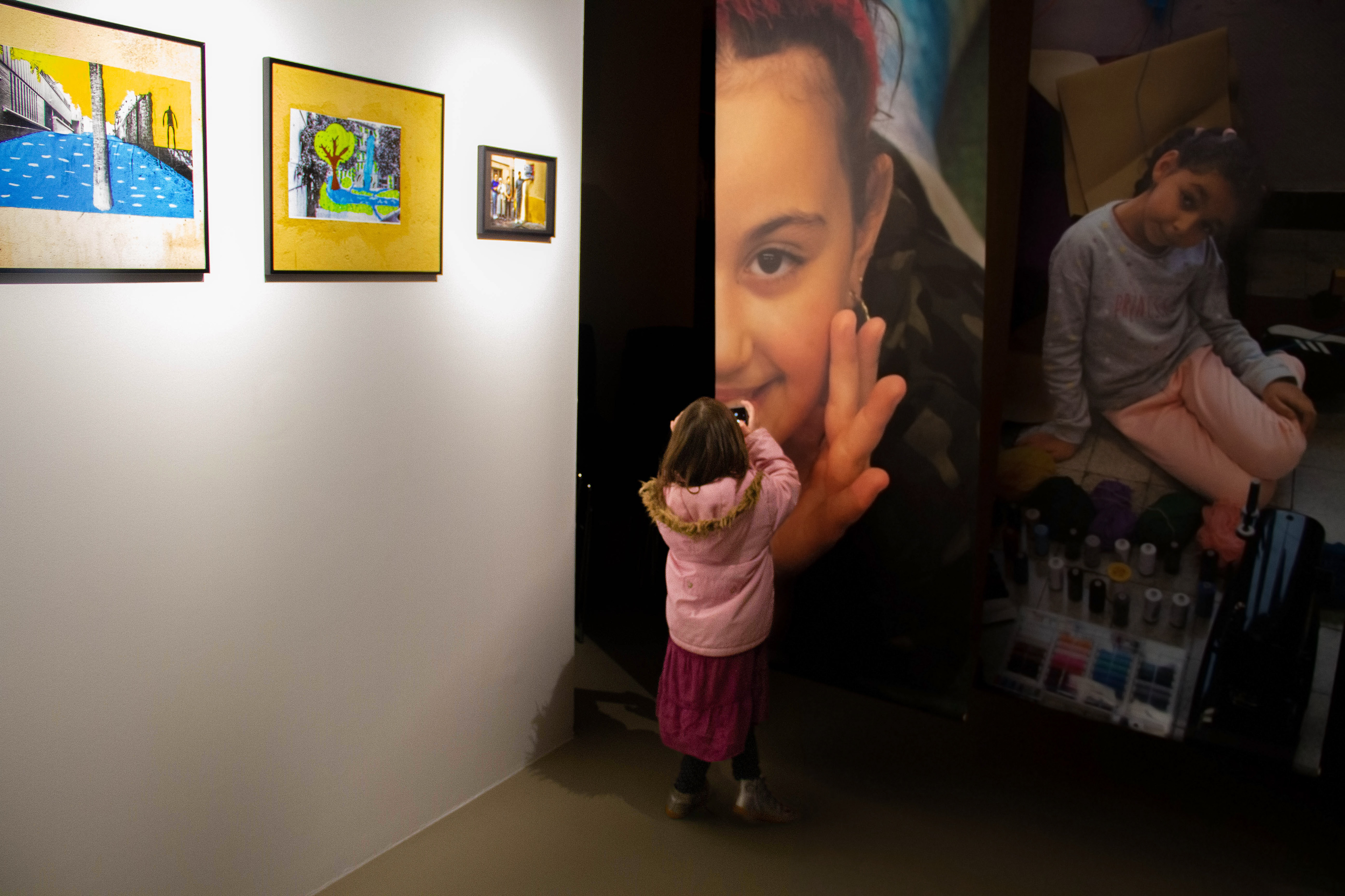 CIP - Corporate. Lors du vernissage de l'exposition "Prisme". Créé en 2015 par l'association Visa pour l'Image (le plus grand festival de photojournalisme au monde depuis 1989), le CIP conserve et met en valeur les oeuvres des photojournalistes, témoins de l’histoire mondiale et acteurs de la liberté d’expression. Les missions du centre international de photojournalisme sont multiples: devenir un fonds documentaire unique sur le photojournalisme et son histoire, grâce à une base de données accessible à l’international. Héberger, conserver et tenir à disposition des chercheurs les oeuvres de photojournalistes avec un espace de stockage de fonds photographiques adapté à la conservation d’archives photographiques physiques; initier et soutenir des projets destinés à valoriser le travail des photojournalistes grâce à des éditions, expositions, supports multimédia, rencontres…Enfin, élaborer et mettre en oeuvre des programmes d’éducation à l’image.
