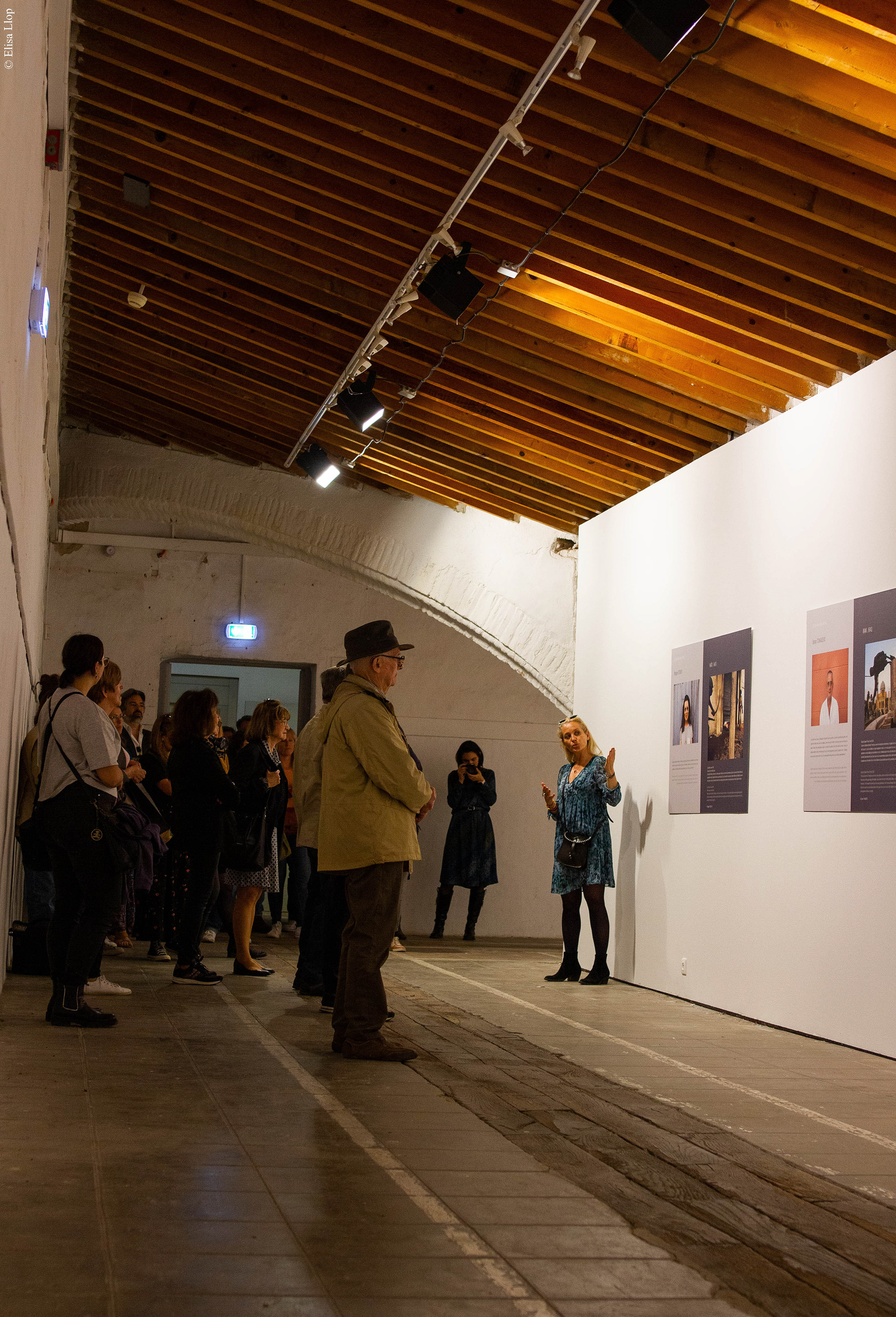 CIP- Alizé le Maoult lors du vernissage de la 2ème partie de son exposition "Ce que leurs yeux ont vu", donnant la parole aux photojournalistes du monde entier.