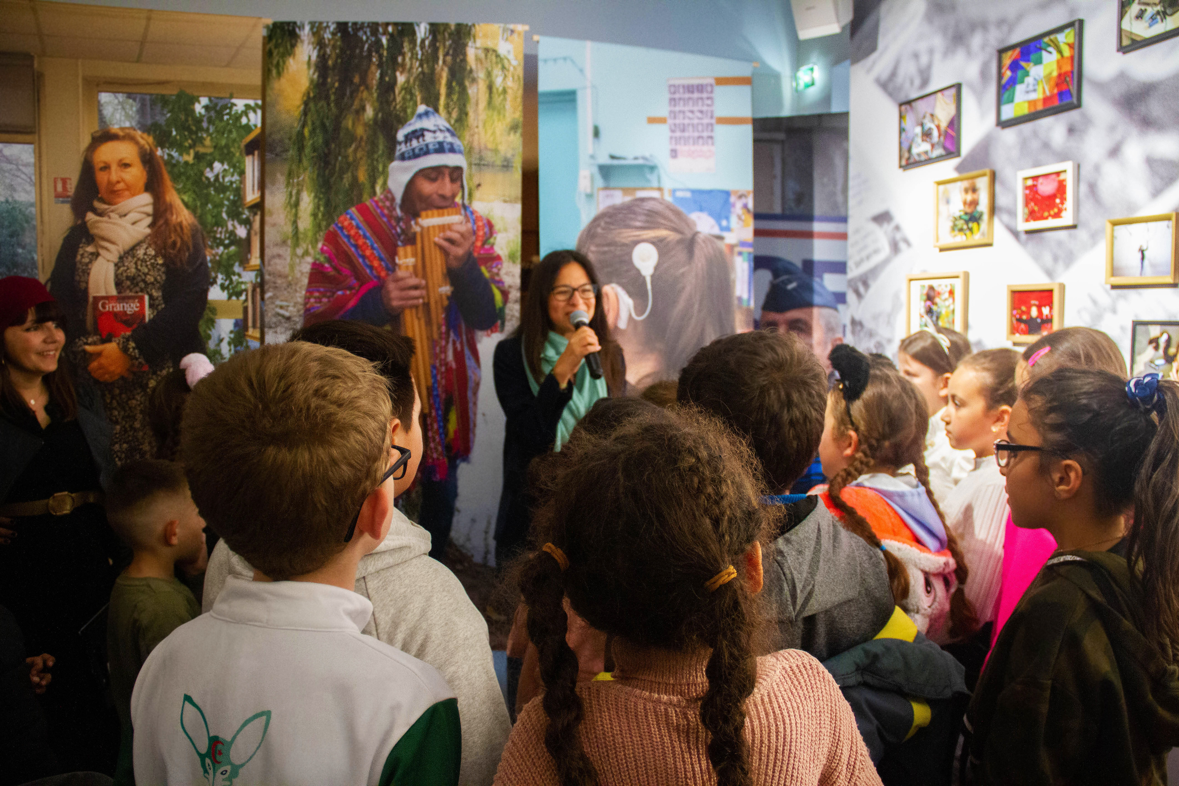 CIP - Corporate. Lors du vernissage de l'exposition "Prisme". Créé en 2015 par l'association Visa pour l'Image (le plus grand festival de photojournalisme au monde depuis 1989), le CIP conserve et met en valeur les oeuvres des photojournalistes, témoins de l’histoire mondiale et acteurs de la liberté d’expression. Les missions du centre international de photojournalisme sont multiples: devenir un fonds documentaire unique sur le photojournalisme et son histoire, grâce à une base de données accessible à l’international. Héberger, conserver et tenir à disposition des chercheurs les oeuvres de photojournalistes avec un espace de stockage de fonds photographiques adapté à la conservation d’archives photographiques physiques; initier et soutenir des projets destinés à valoriser le travail des photojournalistes grâce à des éditions, expositions, supports multimédia, rencontres…Enfin, élaborer et mettre en oeuvre des programmes d’éducation à l’image.
