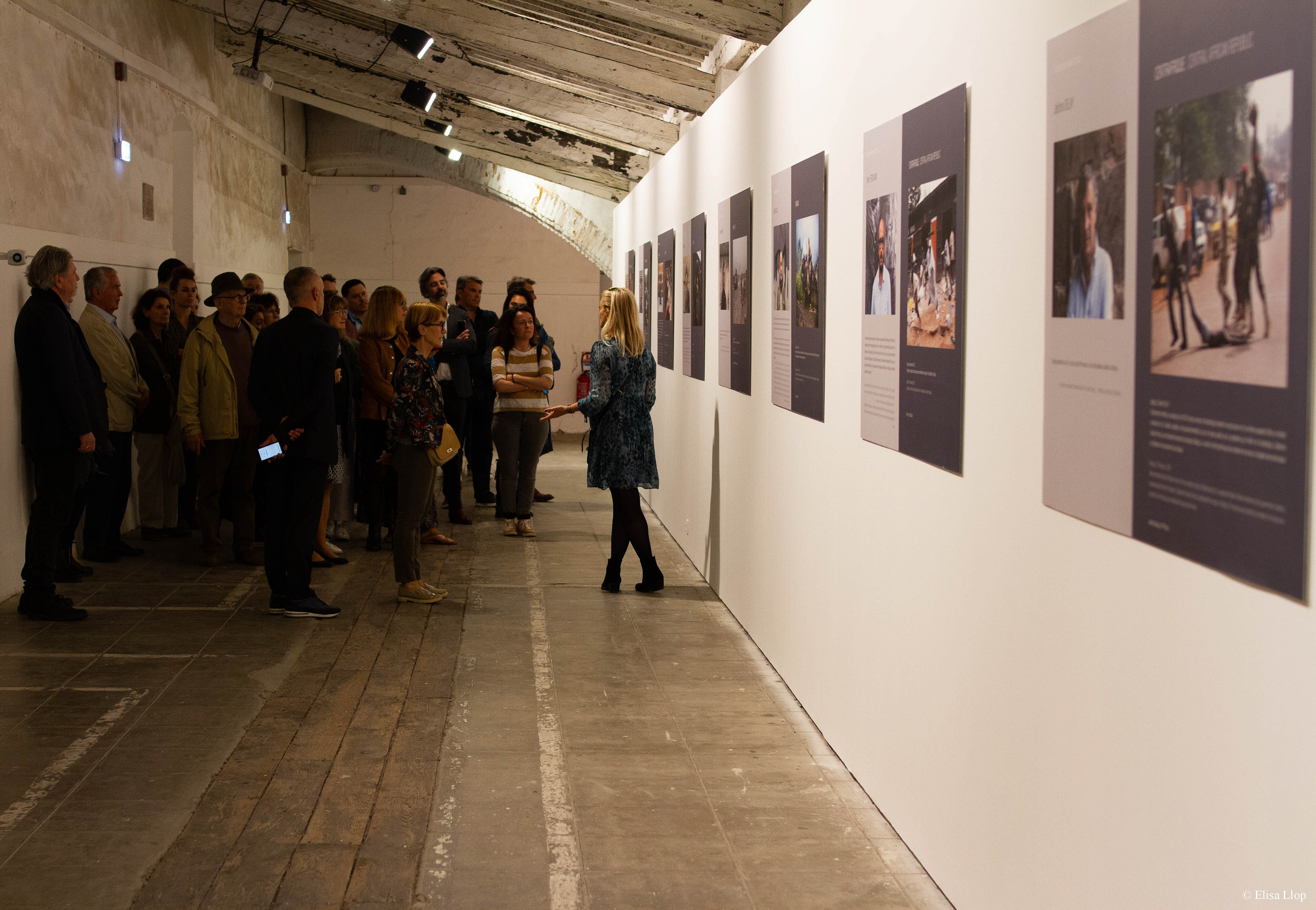 CIP- Alizé le Maoult lors du vernissage de la 2ème partie de son exposition "Ce que leurs yeux ont vu", donnant la parole aux photojournalistes du monde entier.