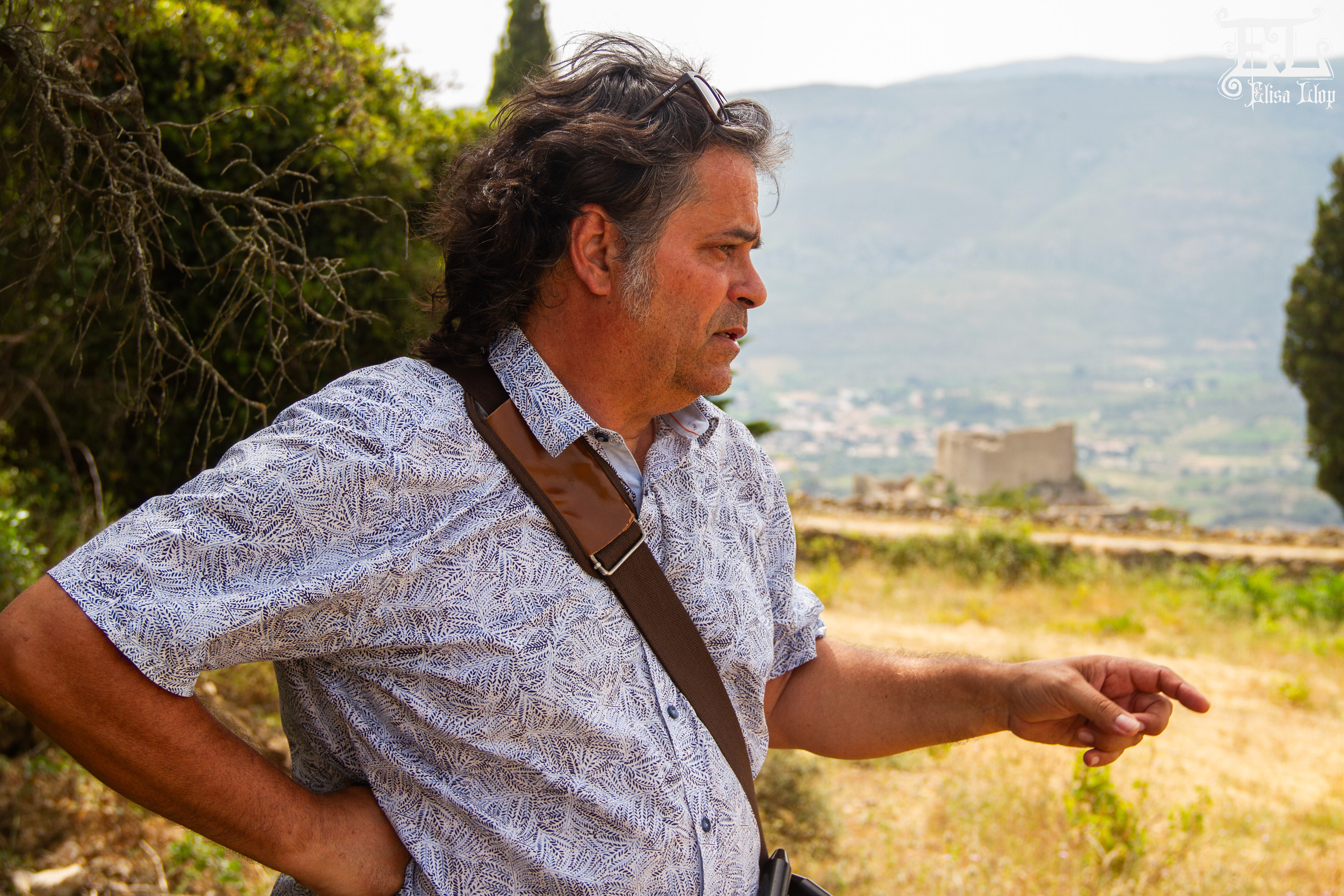 Lucien* (prénom d'emprunt) est sourcier de métier dans le sud de la France. Ici, lors d'une intervention chez un particulier, en juin 2024, dans l'aude.