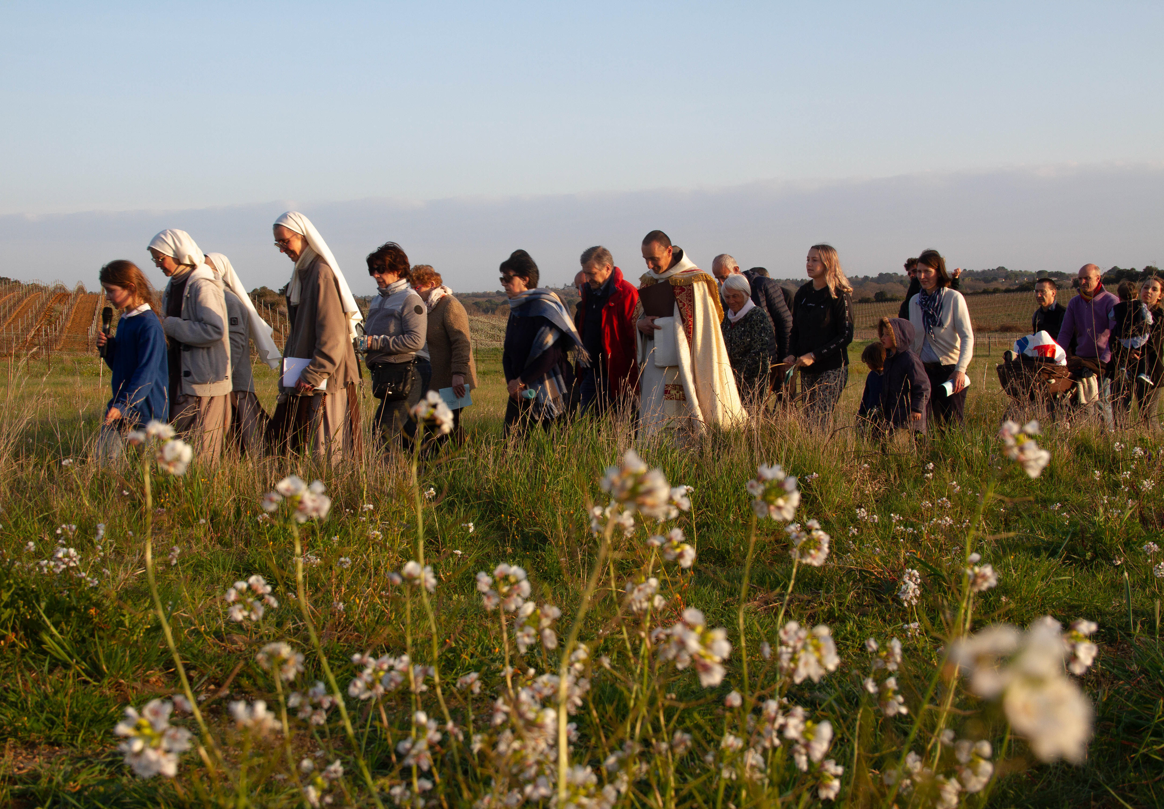 Cette procession était menée par la Père Philippe, prêtre curé de la paroisse Saint-Martin-de-la-Coquillade, et par le Père Jérémie, en compagnie de la communauté moniale de Saint-Joseph de Mont-Rouge de Puimisson. Sur la route, les fidèles priaient avec le chapelet et les « mystères lumineux ».