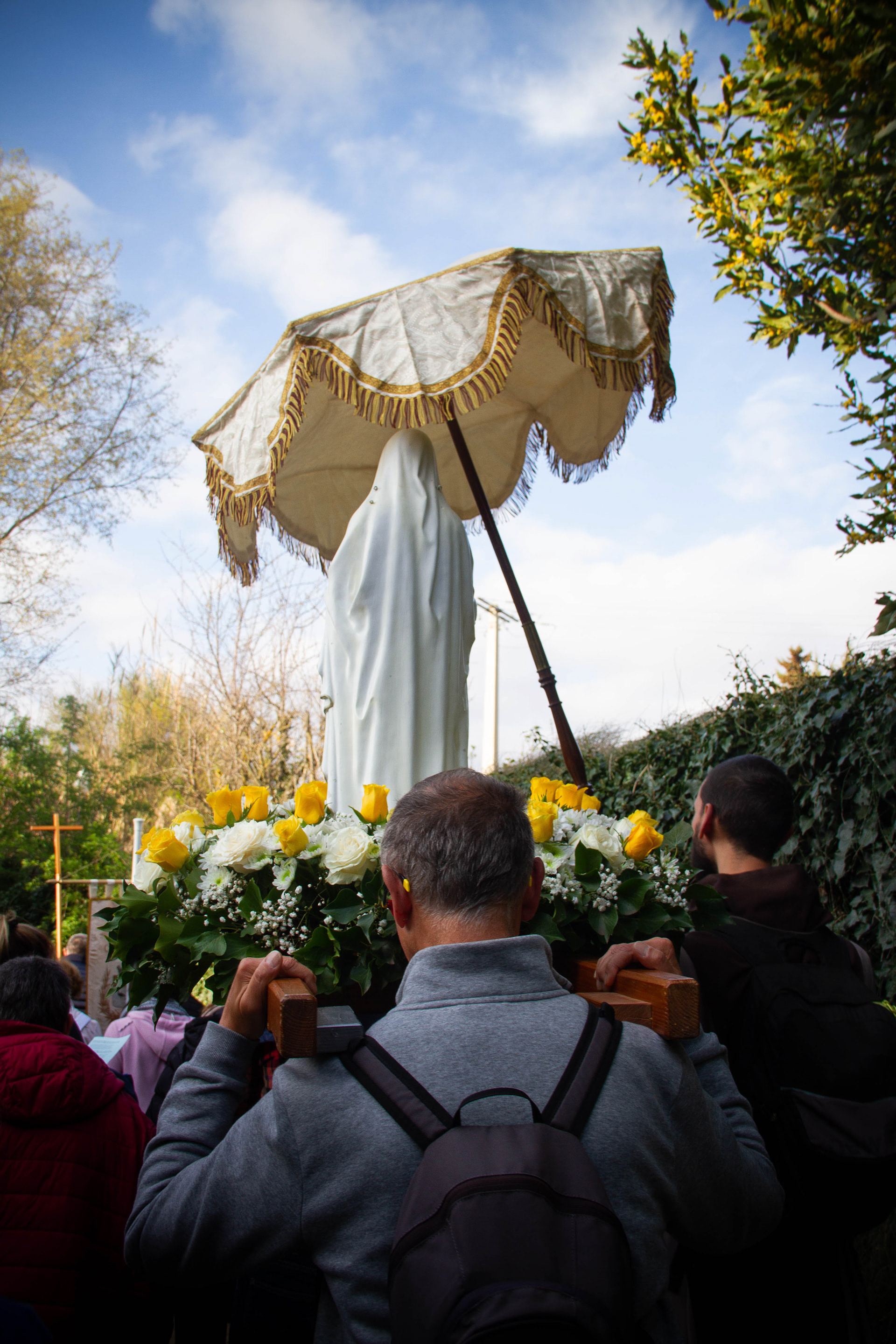 La Vierge soigneusement protégée par une ombrelle habituellement réservée aux haut-membres du clergé. Depuis, les processions se sont multipliées cette année dans le sud de la France (à Draguignan dans le Var, mais aussi à Lagrasse dans l’Aude), ainsi que dans le sud de l’Espagne.