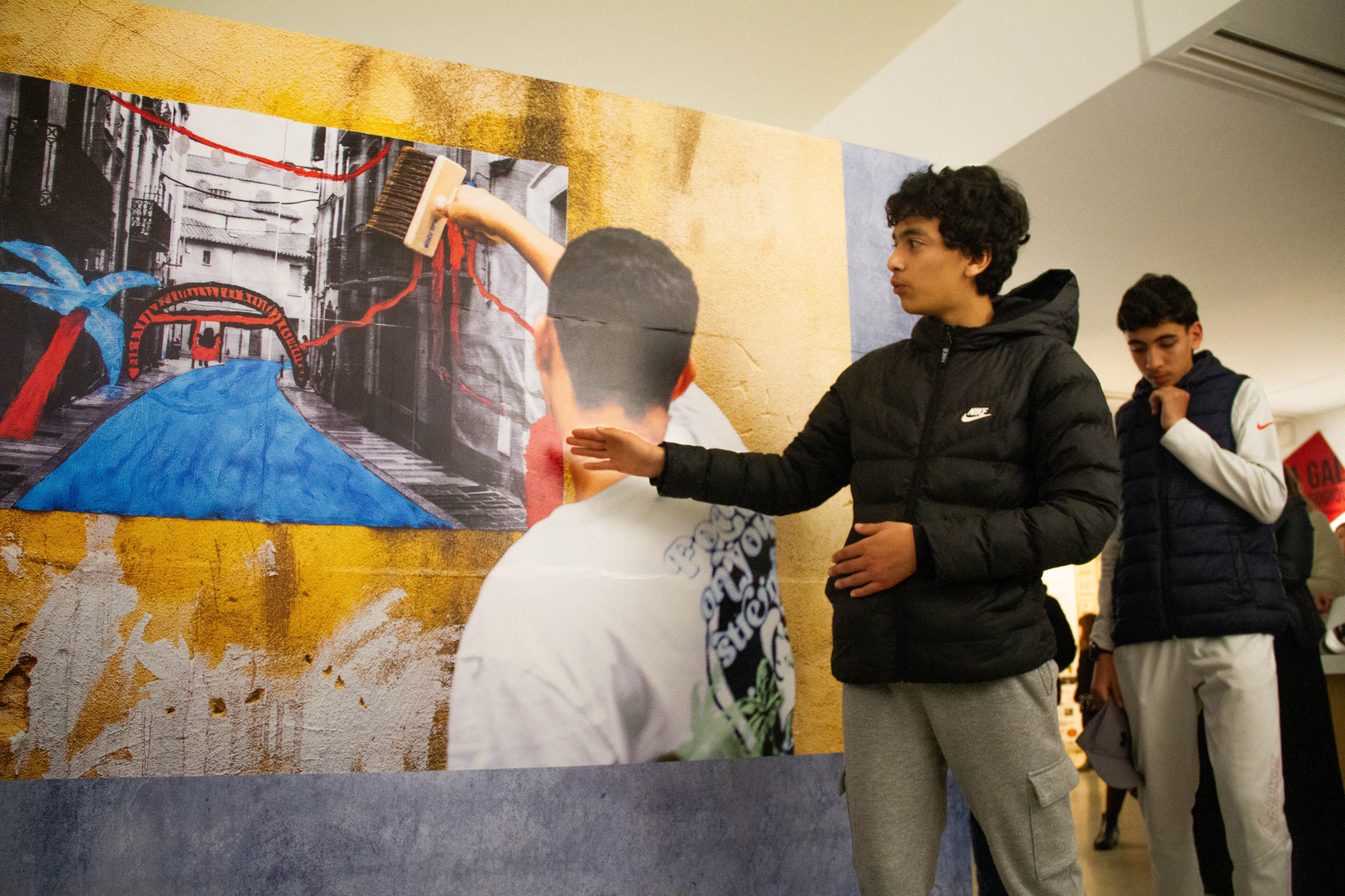 CIP - Corporate. Lors du vernissage de l'exposition "Prisme". Créé en 2015 par l'association Visa pour l'Image (le plus grand festival de photojournalisme au monde depuis 1989), le CIP conserve et met en valeur les oeuvres des photojournalistes, témoins de l’histoire mondiale et acteurs de la liberté d’expression. Les missions du centre international de photojournalisme sont multiples: devenir un fonds documentaire unique sur le photojournalisme et son histoire, grâce à une base de données accessible à l’international. Héberger, conserver et tenir à disposition des chercheurs les oeuvres de photojournalistes avec un espace de stockage de fonds photographiques adapté à la conservation d’archives photographiques physiques; initier et soutenir des projets destinés à valoriser le travail des photojournalistes grâce à des éditions, expositions, supports multimédia, rencontres…Enfin, élaborer et mettre en oeuvre des programmes d’éducation à l’image.